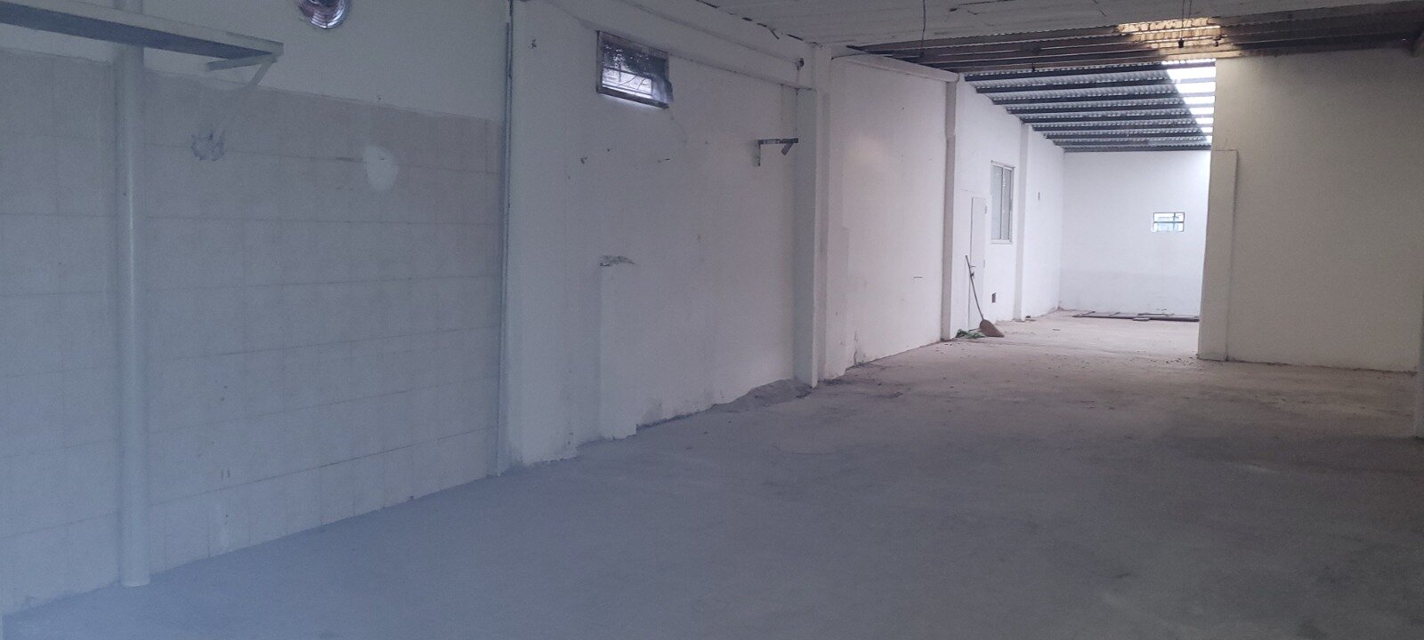 Locales Comerciales + Deposito - Av Presidente Peron 3600 - 5