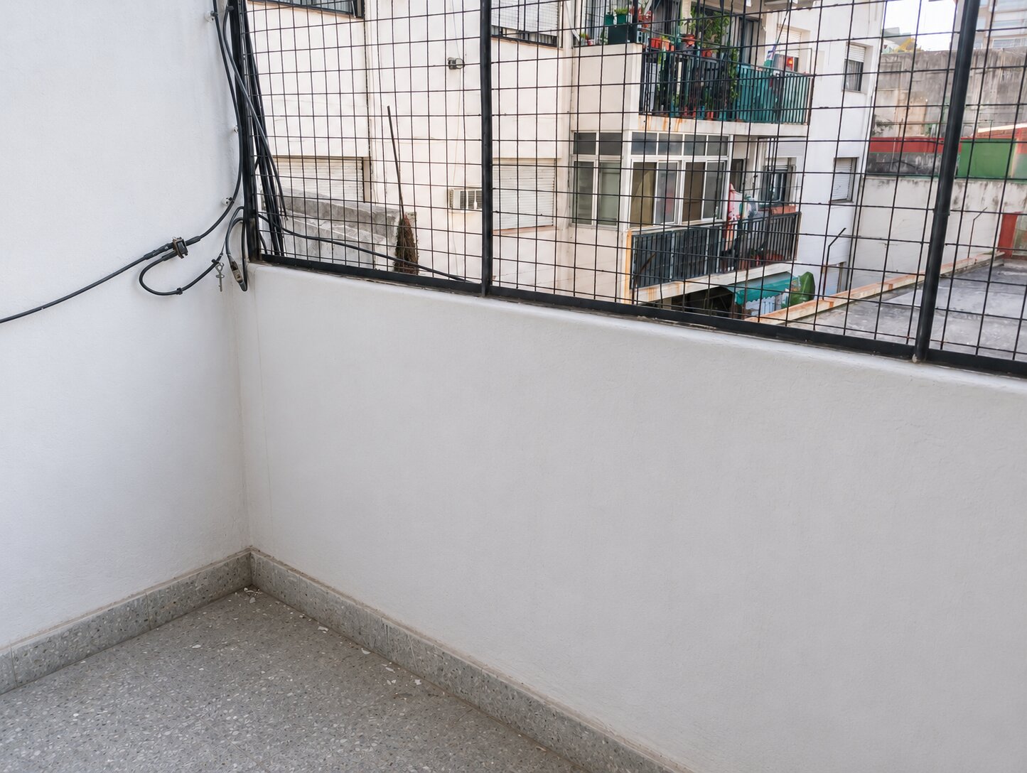 Depto 4 amb, a reciclar en Balvanera, limite con Recoleta. - 11