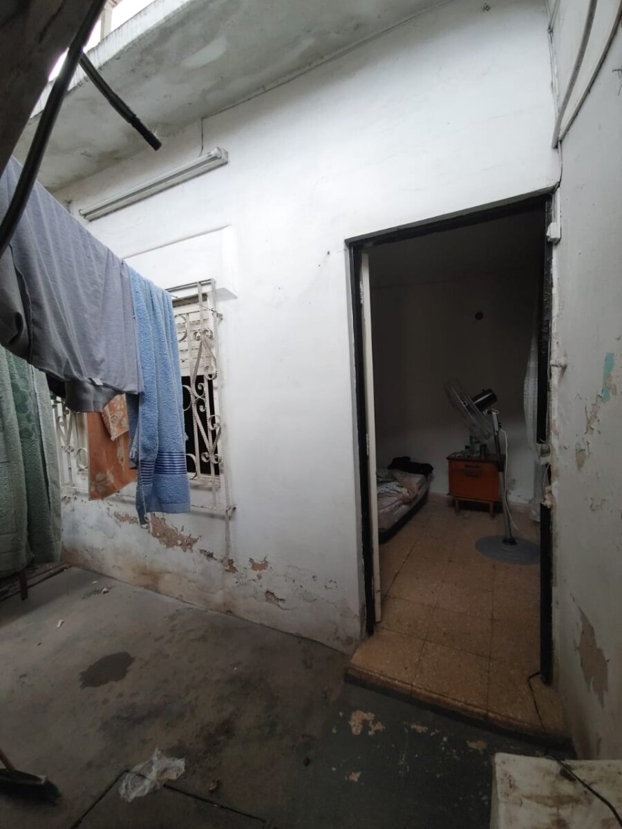Casa a reciclar de dos dormitorios. Pasaje Ronchi 914 - 18