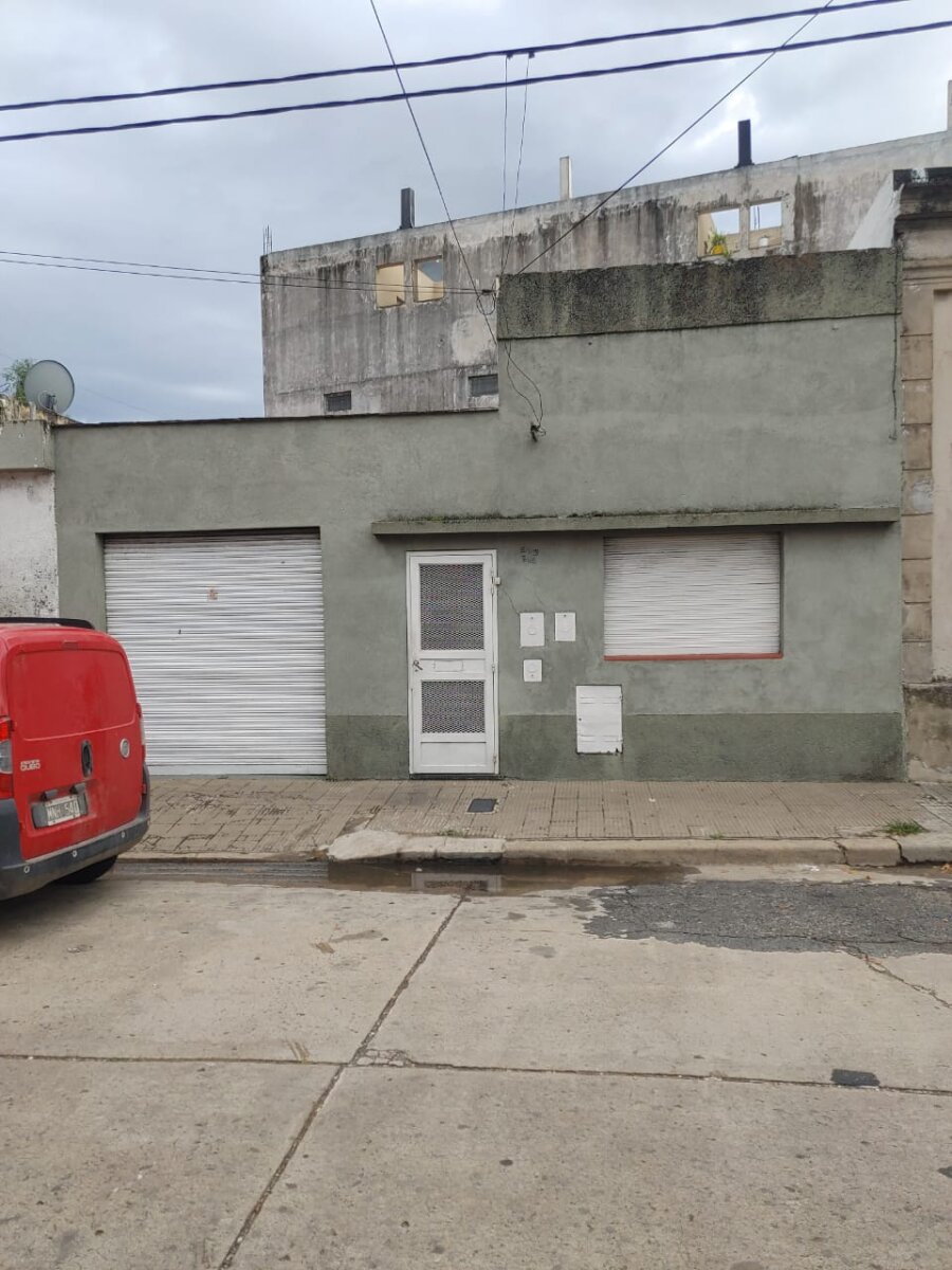 Casa a reciclar de dos dormitorios. Pasaje Ronchi 914 - 1