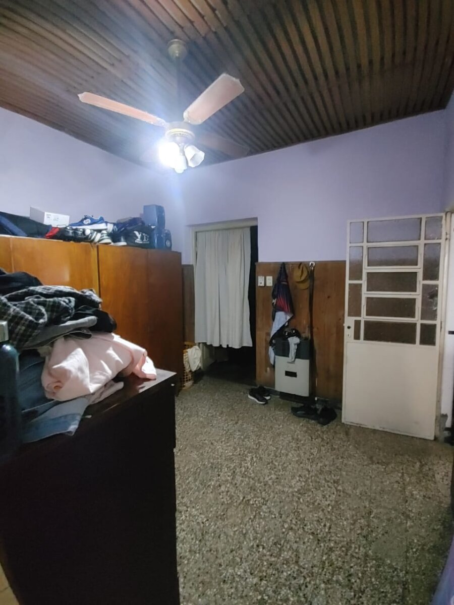 Casa a reciclar de dos dormitorios. Pasaje Ronchi 914 - 15