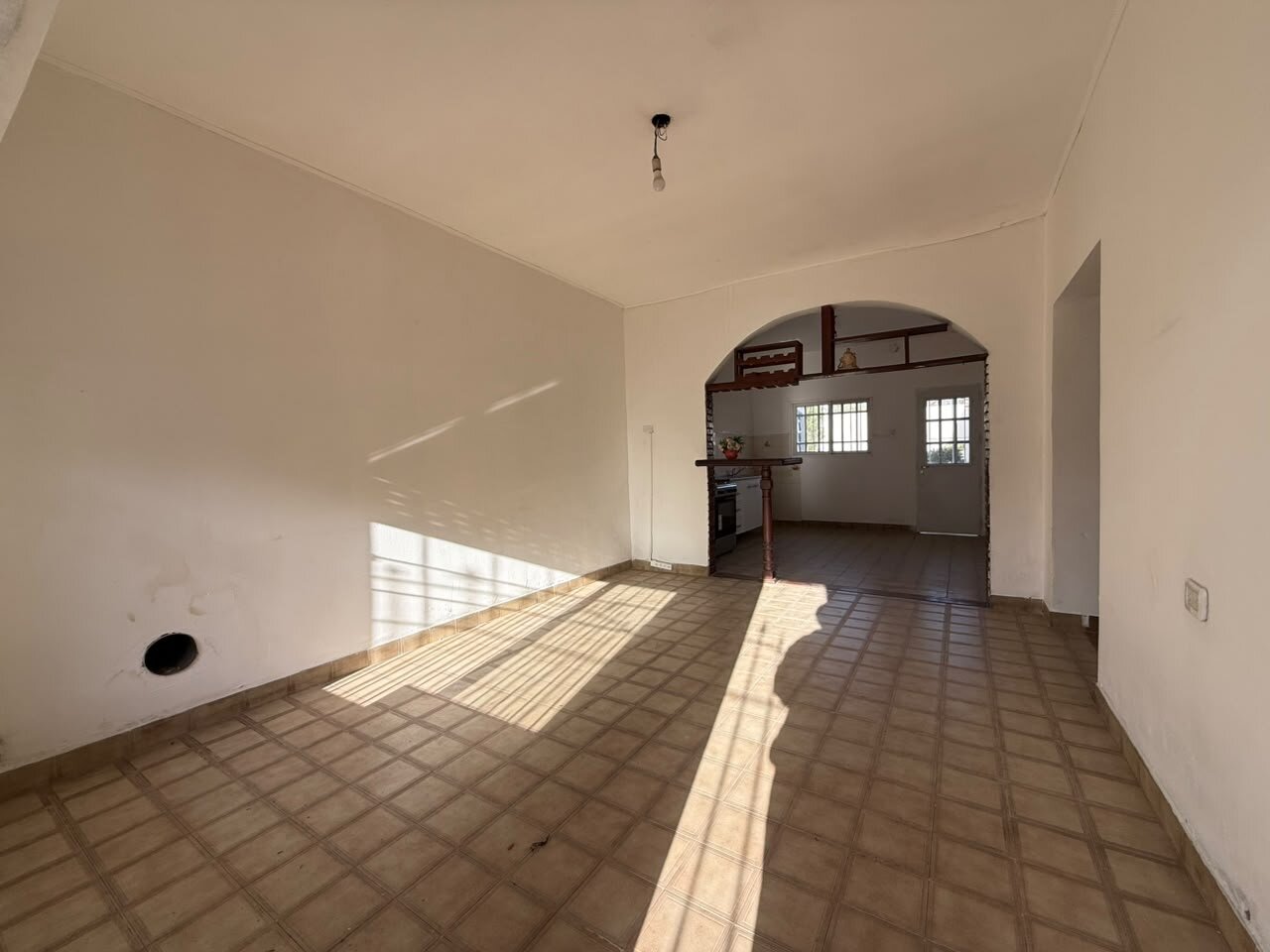 Venta casa 3 ambientes! Con patio en Morón - 2