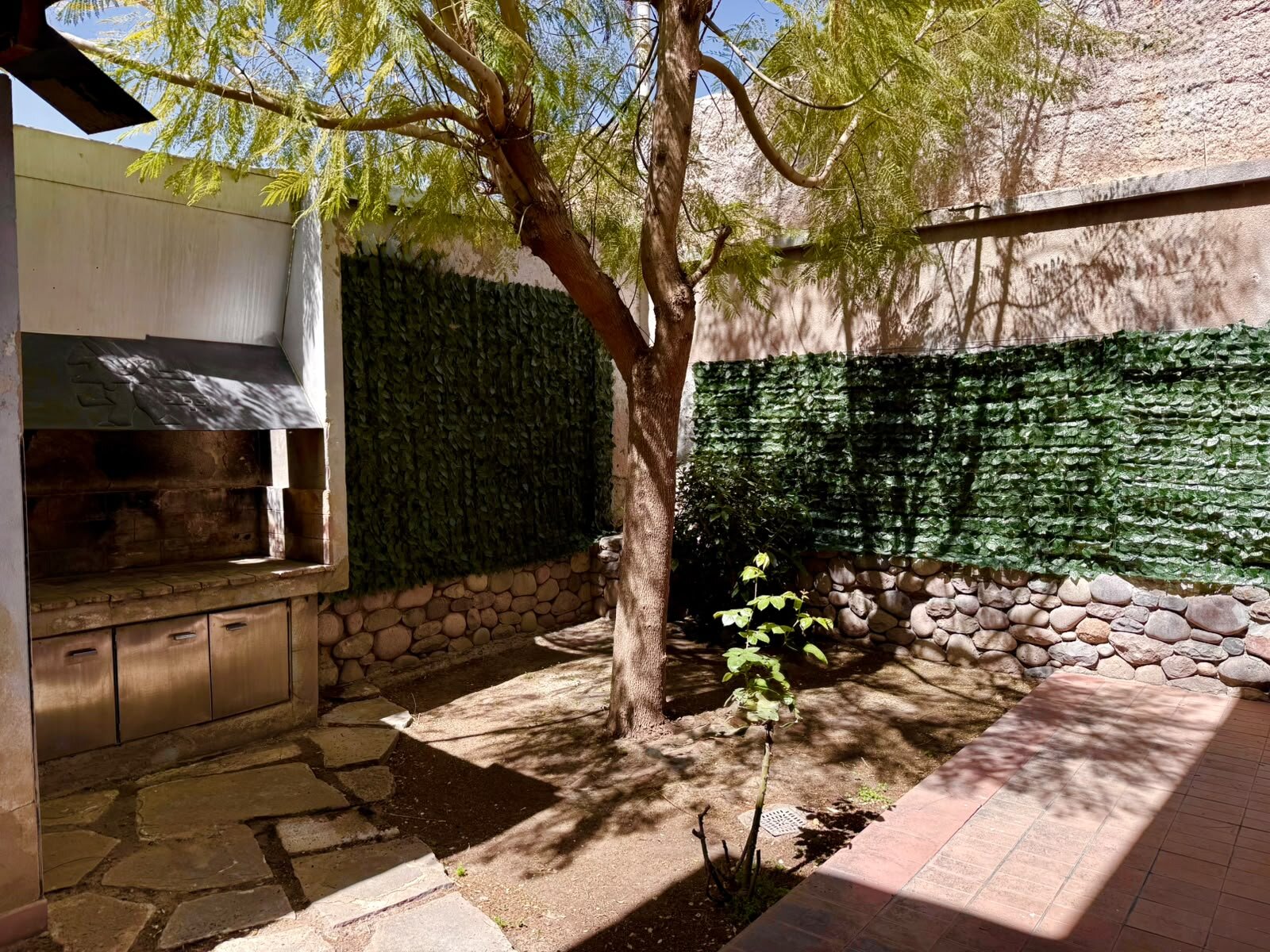 ALQUILAMOS HERMOSA CASA TIPO CHALET AMERICANO EN BARRIO BOMBAL GODOY CRUZ - 50