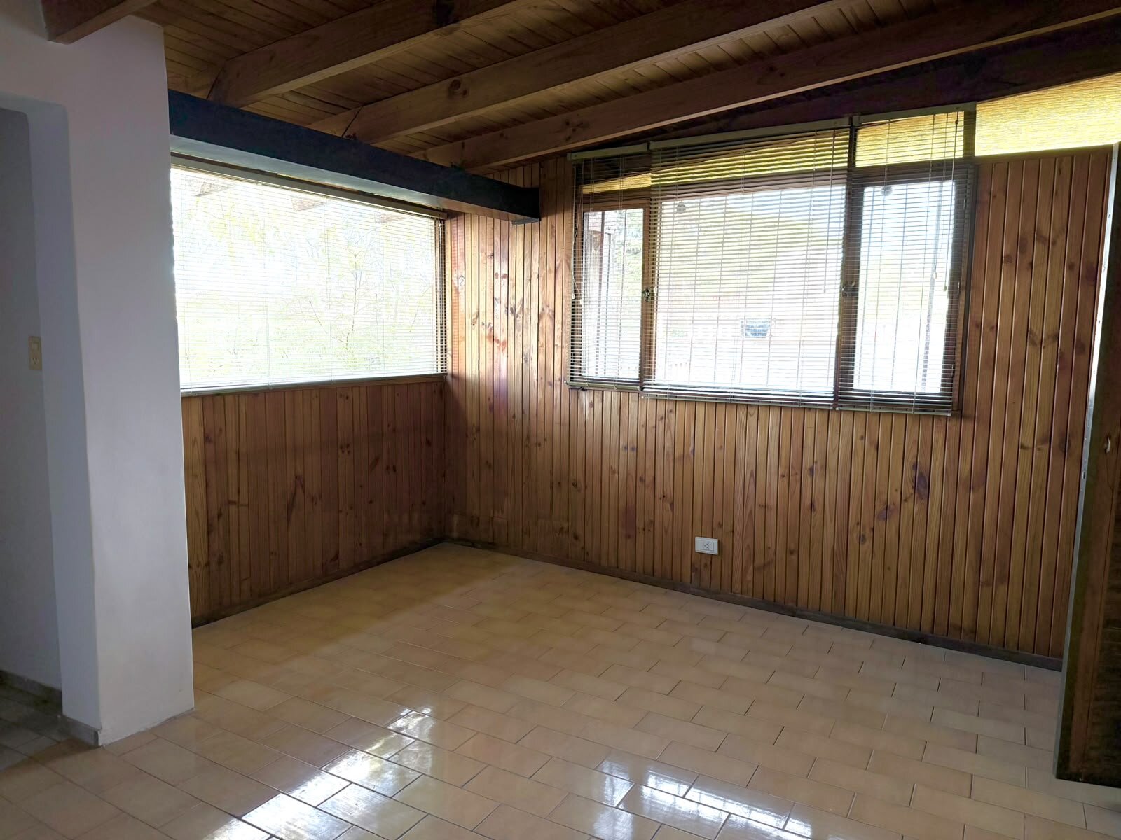 ALQUILAMOS HERMOSA CASA TIPO CHALET AMERICANO EN BARRIO BOMBAL GODOY CRUZ - 32