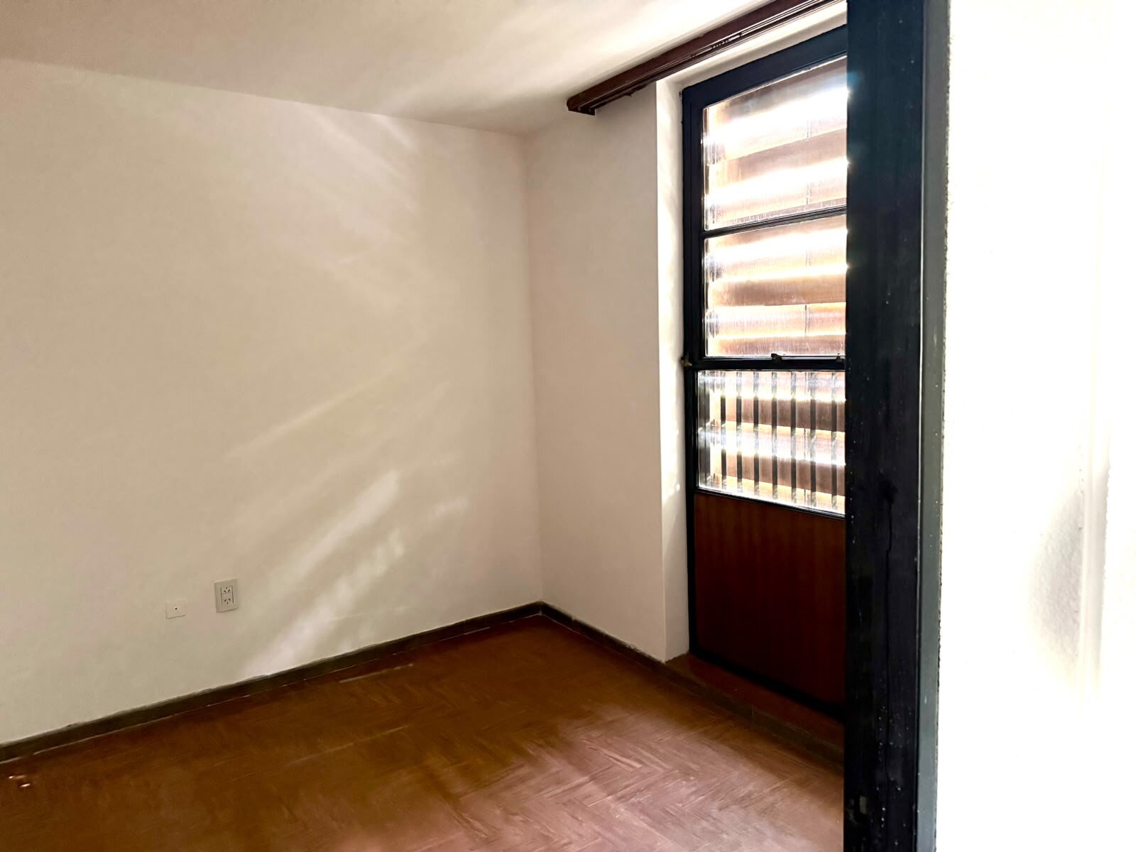 ALQUILAMOS HERMOSA CASA TIPO CHALET AMERICANO EN BARRIO BOMBAL GODOY CRUZ - 25