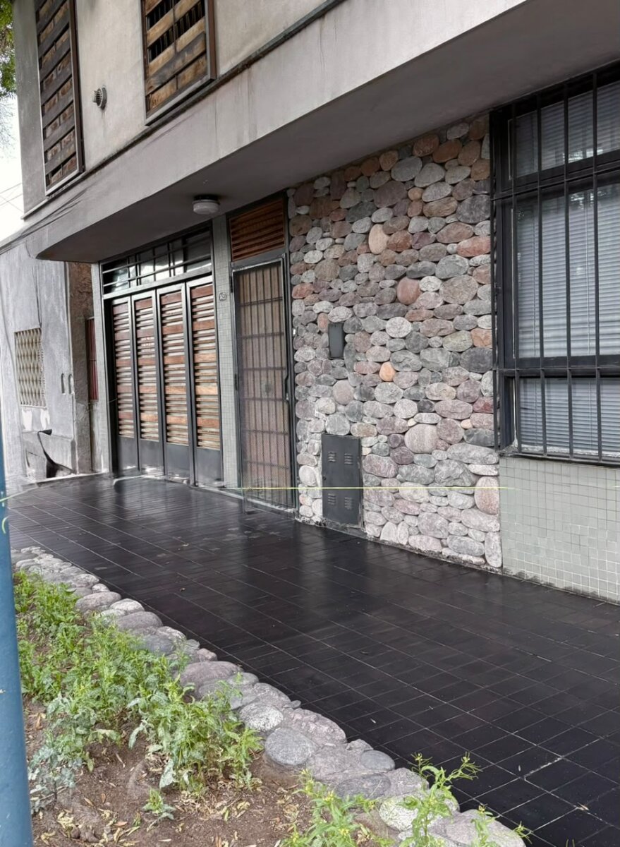 ALQUILAMOS HERMOSA CASA TIPO CHALET AMERICANO EN BARRIO BOMBAL GODOY CRUZ - 2