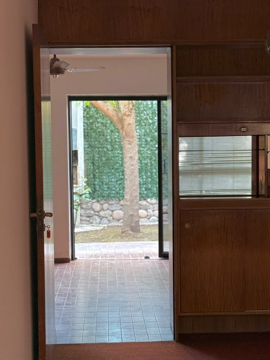 ALQUILAMOS HERMOSA CASA TIPO CHALET AMERICANO EN BARRIO BOMBAL GODOY CRUZ - 44