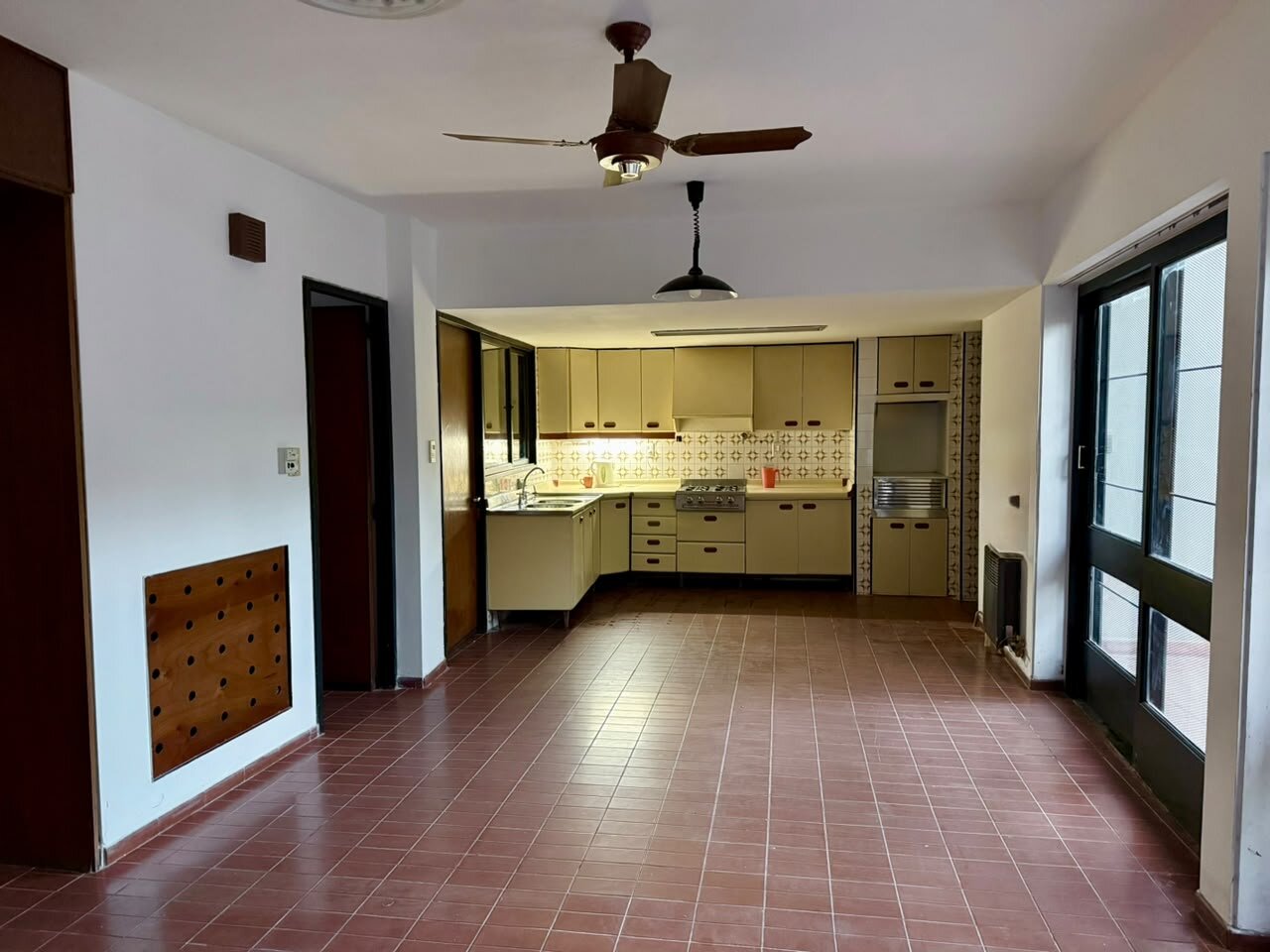 ALQUILAMOS HERMOSA CASA TIPO CHALET AMERICANO EN BARRIO BOMBAL GODOY CRUZ - 8
