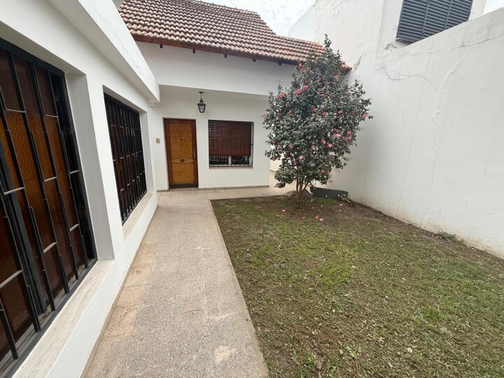 Casa de 3 dormitorios amplia con cochera y terraza. Luna y Cardenas 1764. Alto Alberdi
