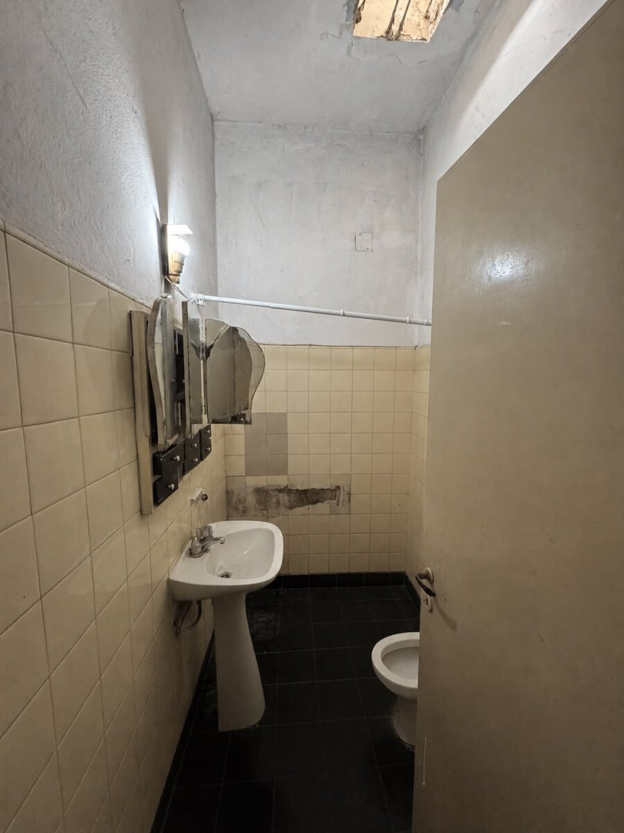 Propiedad comercial con 4 locales comerciales y deposito - Av presidente peron 3600 - 6