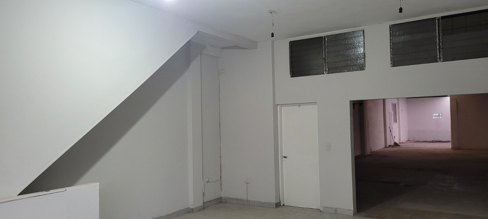Propiedad comercial con 4 locales comerciales y deposito - Av presidente peron 3600 - 14