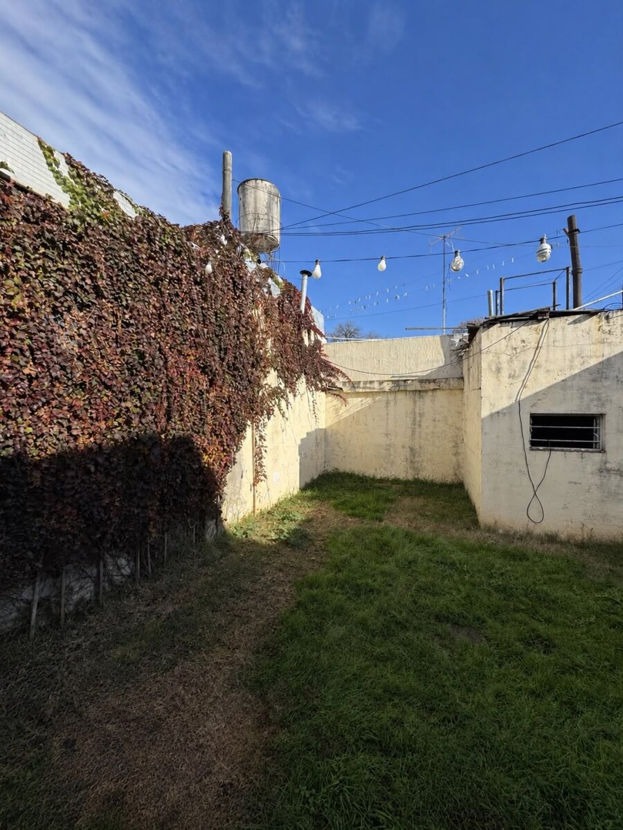 Propiedad comercial con 4 locales comerciales y deposito - Av presidente peron 3600 - 8