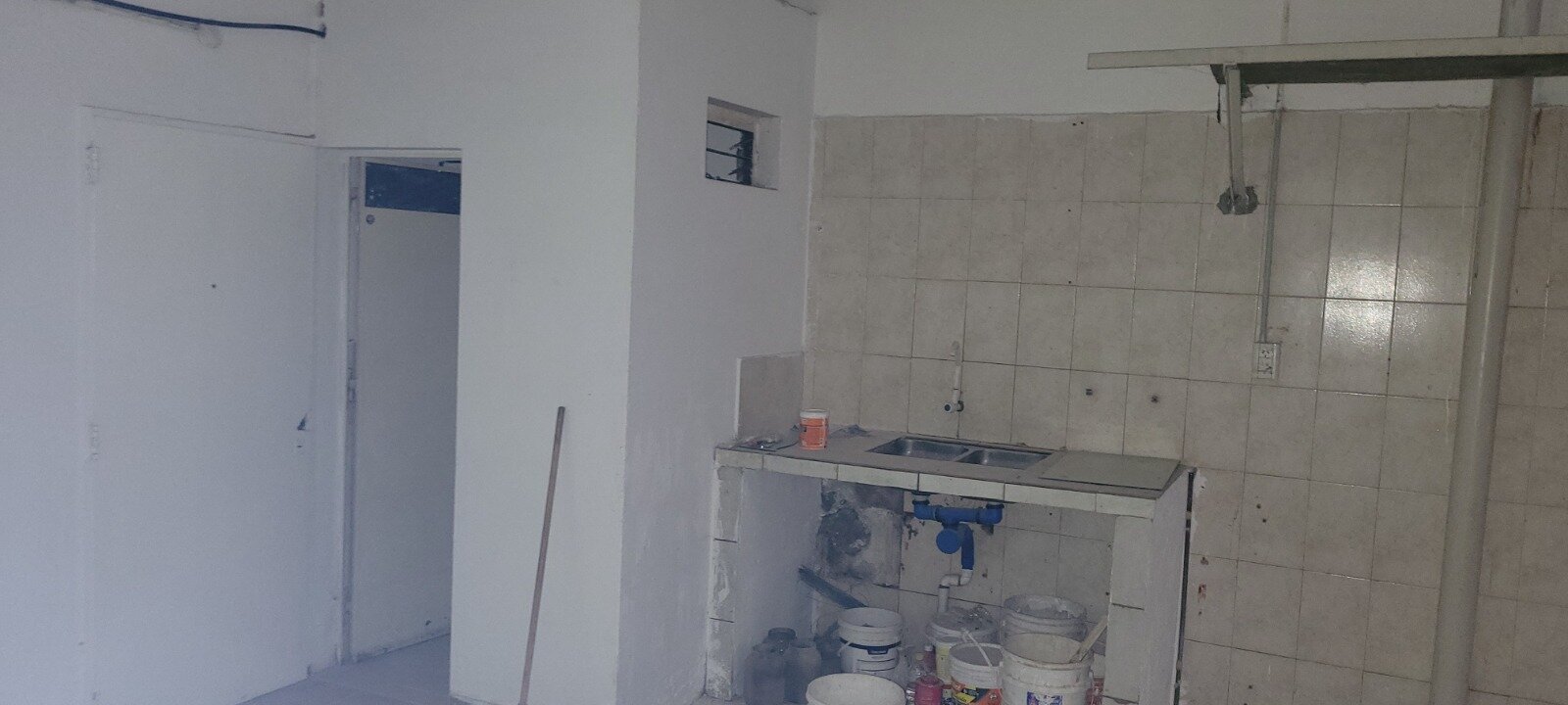 Propiedad comercial con 4 locales comerciales y deposito - Av presidente peron 3600 - 11