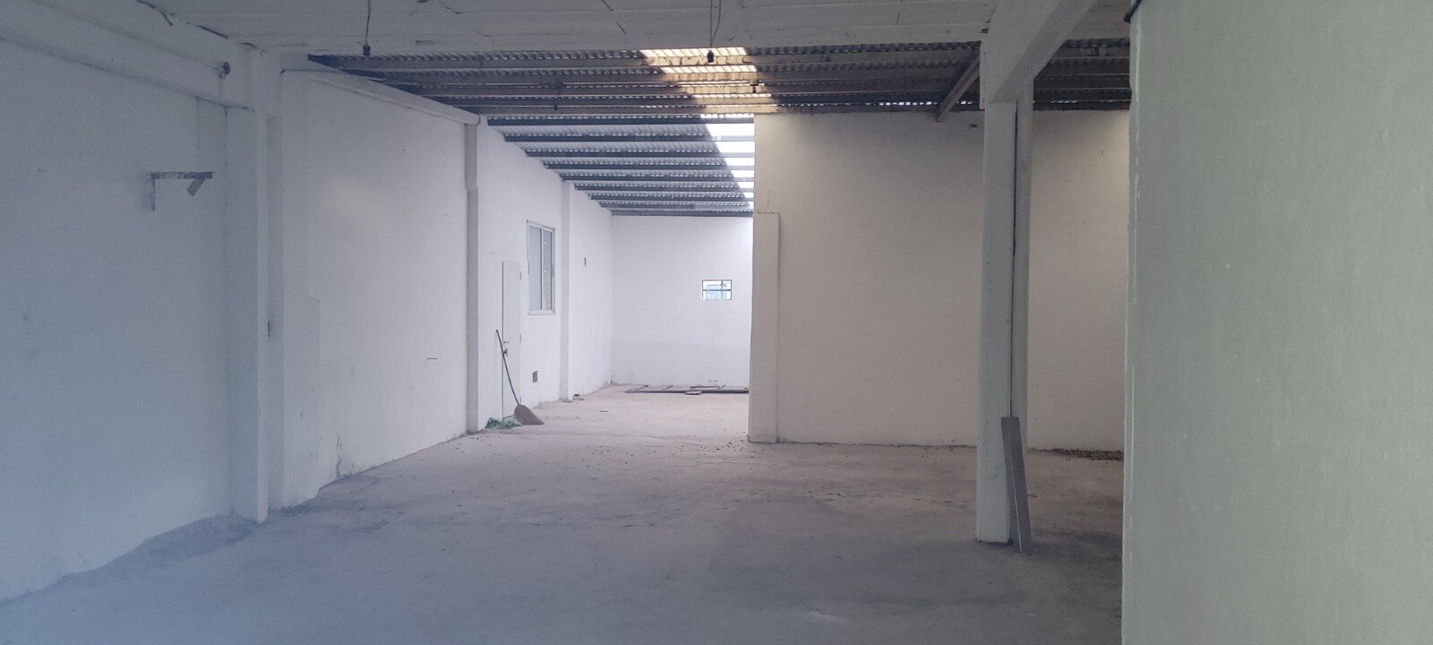 Propiedad comercial con 4 locales comerciales y deposito - Av presidente peron 3600 - 10