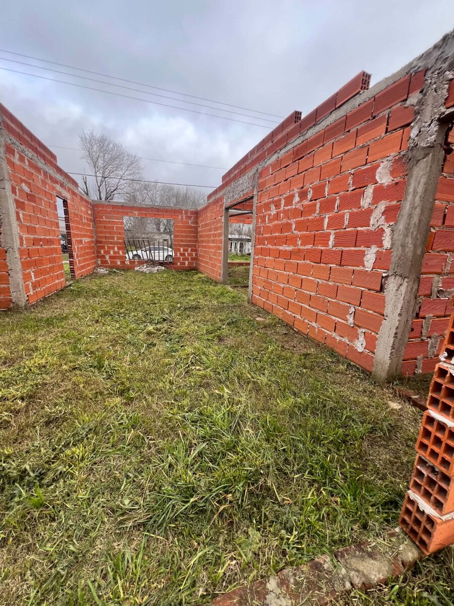 Lote con construcción a terminar - B° Luján - 4