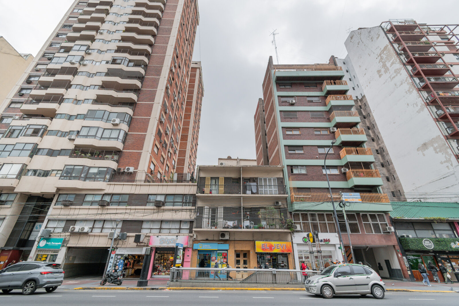 Av. Rivadavia al 6300 - 25