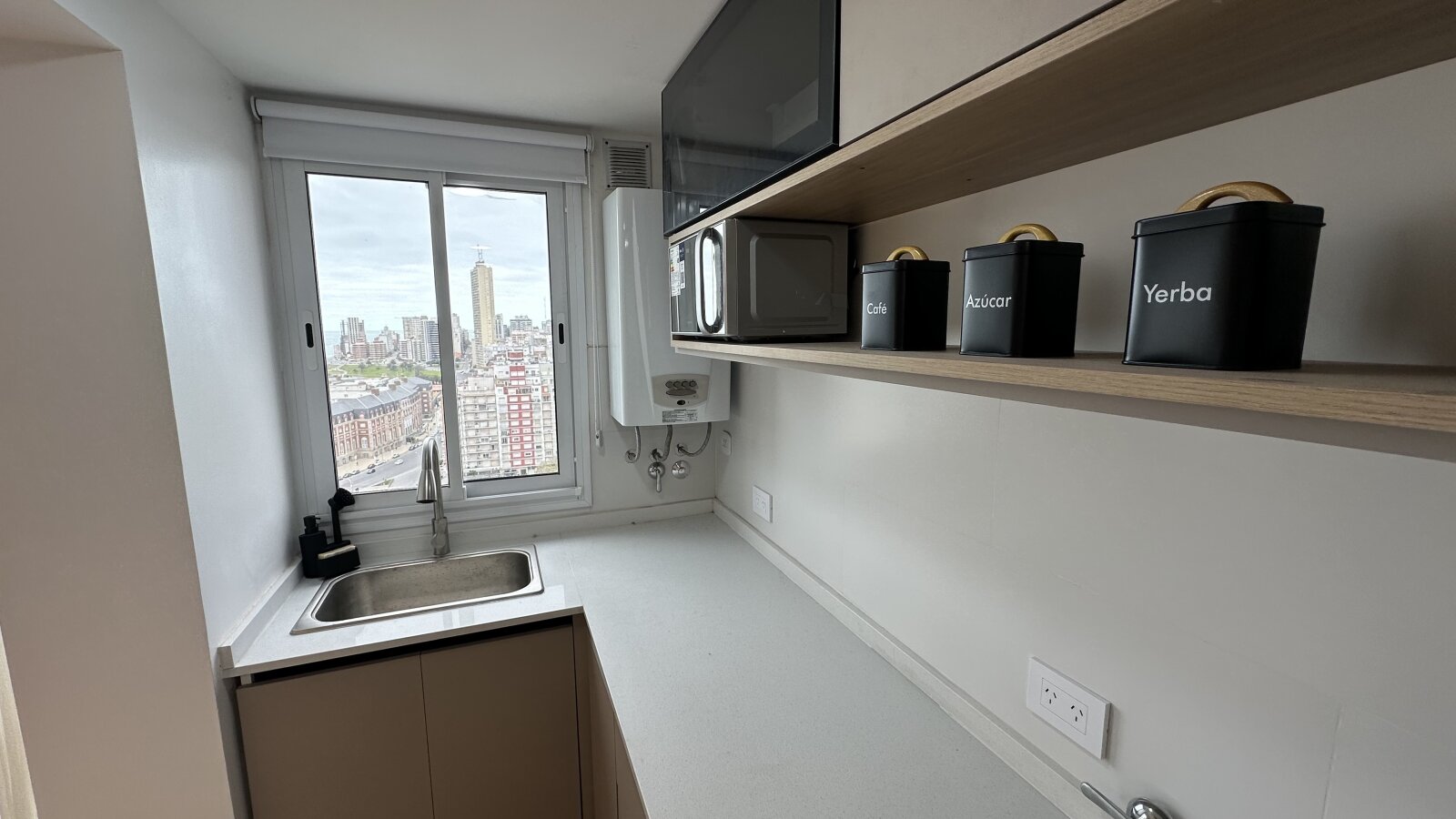 Departamento 2 Ambientes Reciclado y Amoblado con Vista a Plaza Colón y al Mar - 11