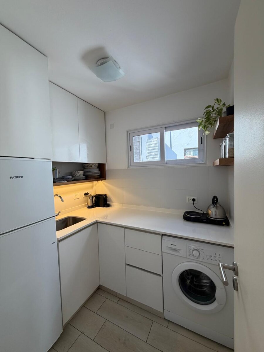 Luminoso ambiente y medio en Palermo / Recoleta – Piso alto, orientación norte - 6