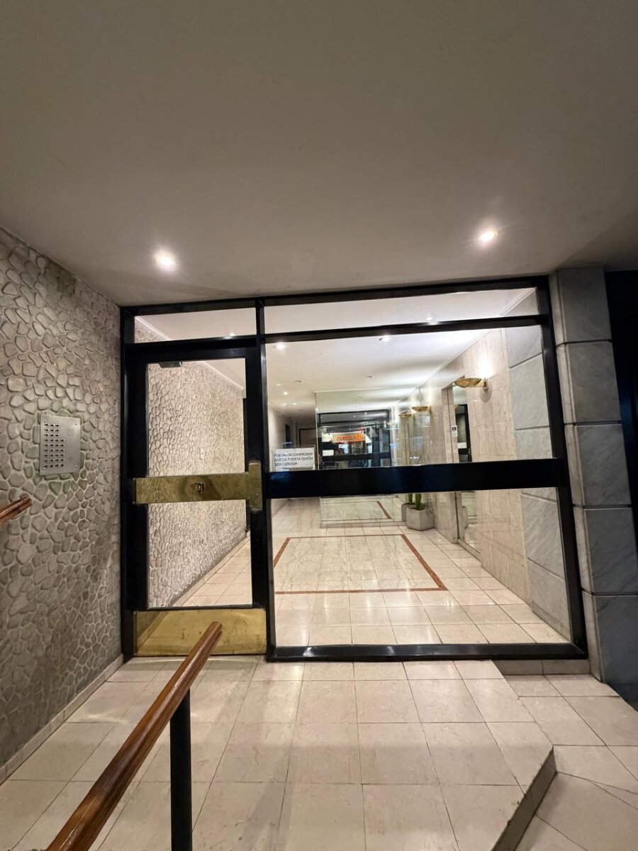 Luminoso ambiente y medio en Palermo / Recoleta – Piso alto, orientación norte - 12