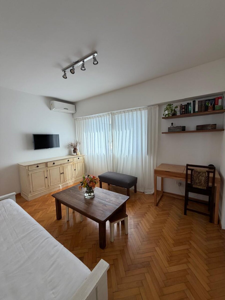 Luminoso ambiente y medio en Palermo / Recoleta – Piso alto, orientación norte - 3