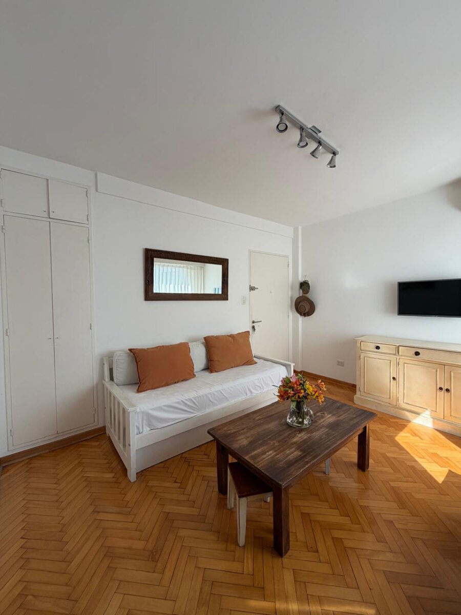 Luminoso ambiente y medio en Palermo / Recoleta – Piso alto, orientación norte - 2