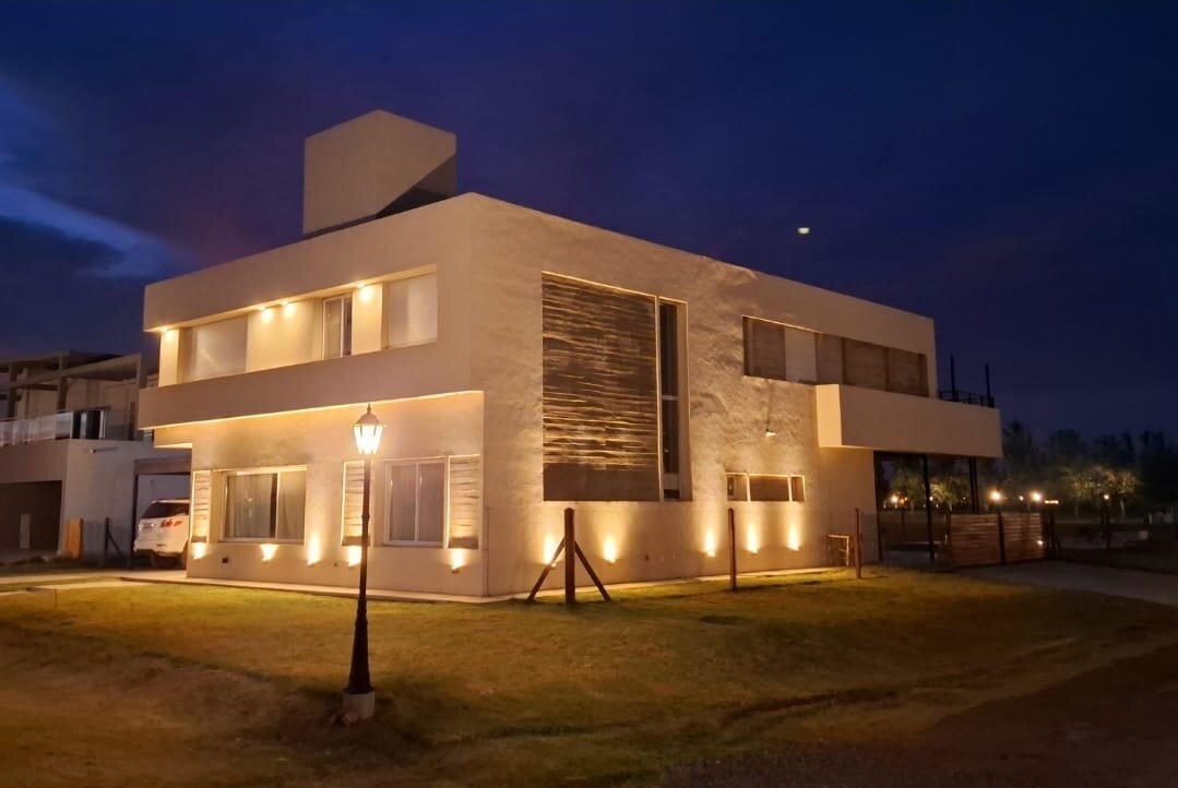Casa amoblada en alquiler anual, Haras de Funes (barrio cerrado) 3 dorm, pileta, 3 cocheras - 25