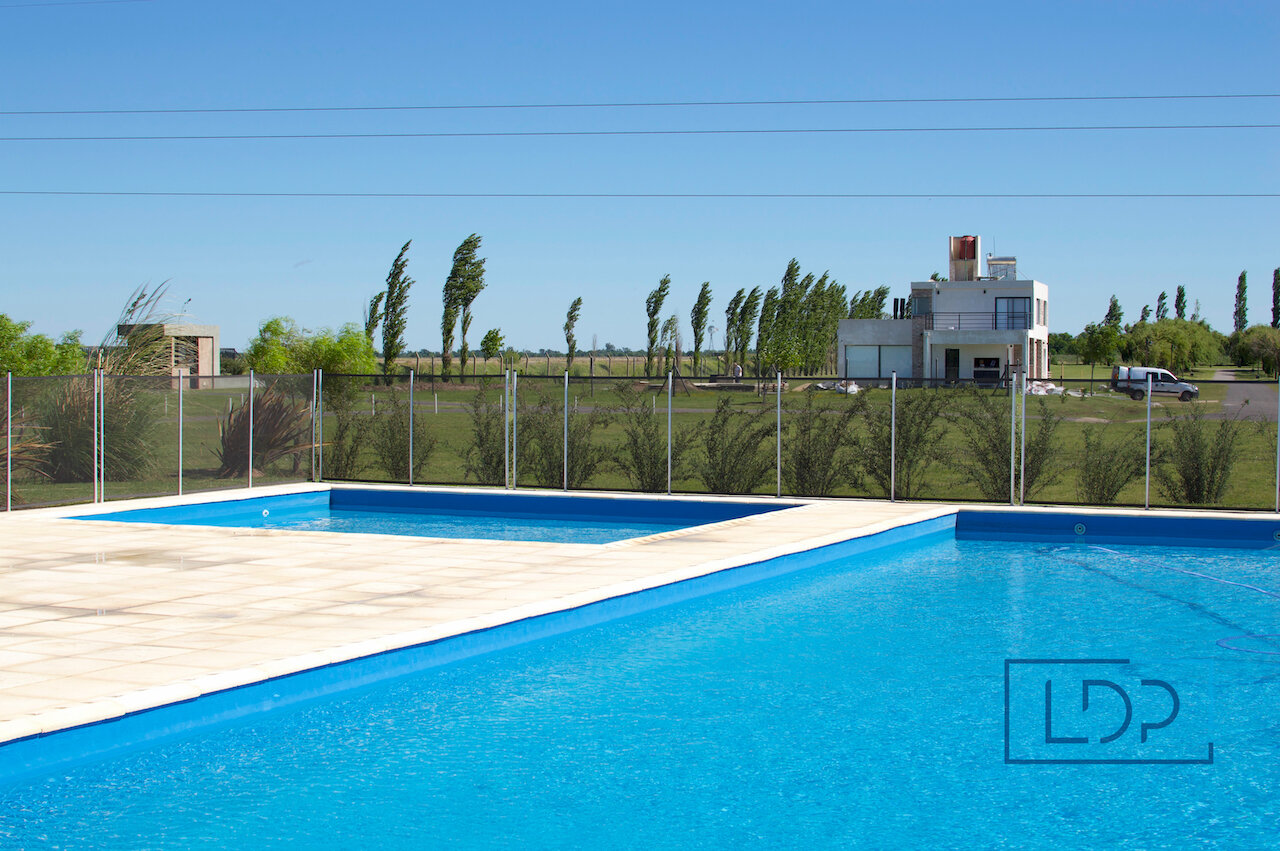 Casa amoblada en alquiler anual, Haras de Funes (barrio cerrado) 3 dorm, pileta, 3 cocheras - 36