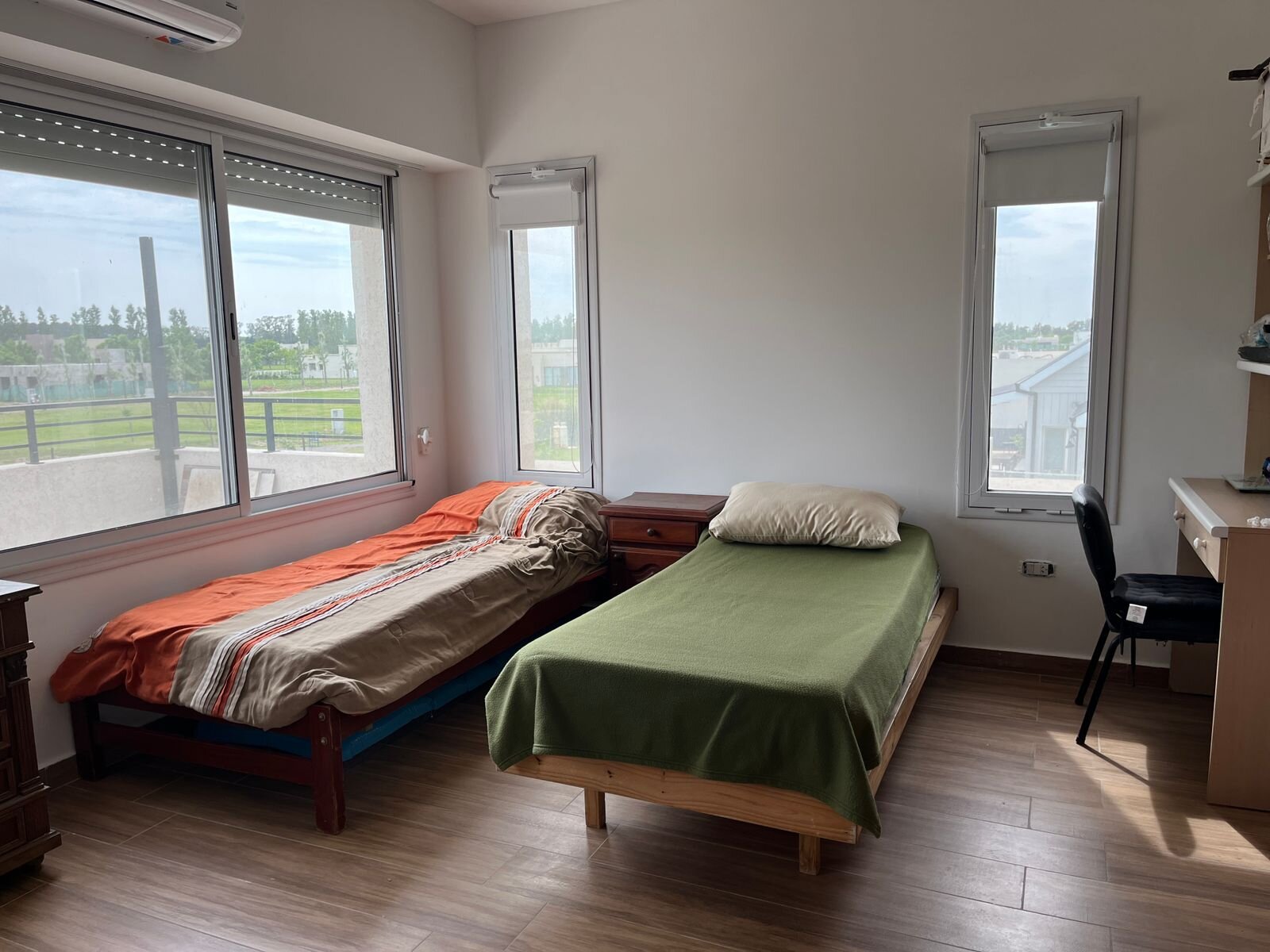 Casa amoblada en alquiler anual, Haras de Funes (barrio cerrado) 3 dorm, pileta, 3 cocheras - 24