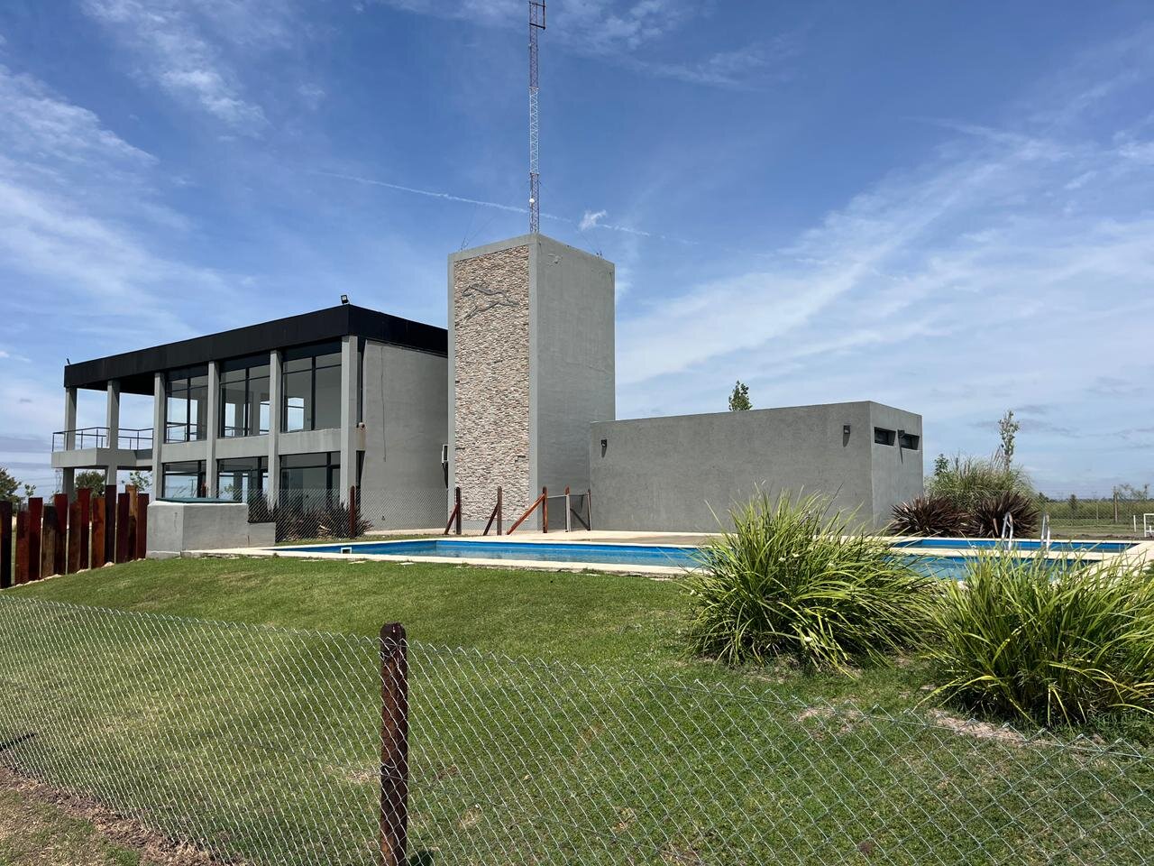 Casa amoblada en alquiler anual, Haras de Funes (barrio cerrado) 3 dorm, pileta, 3 cocheras - 37