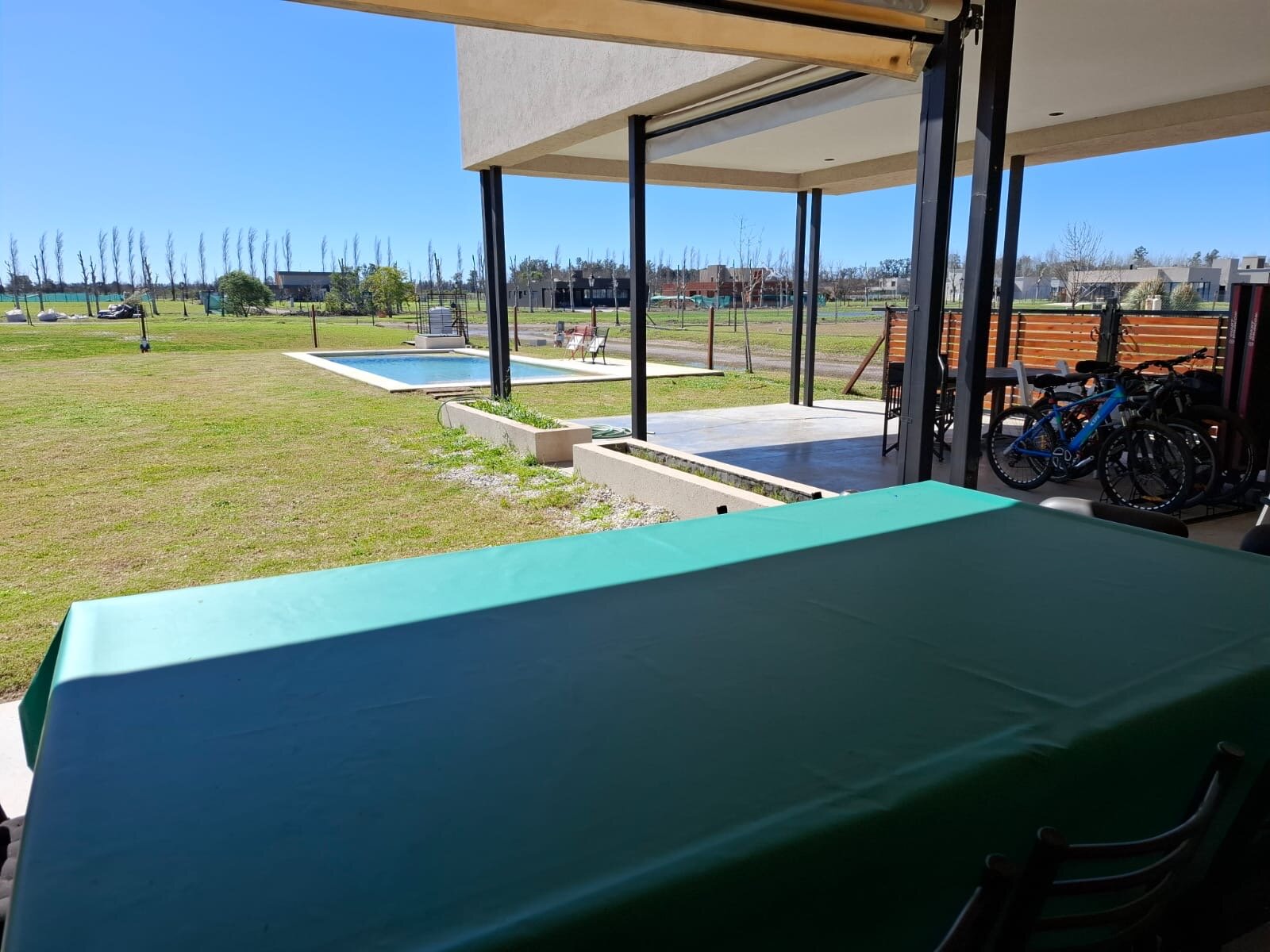 Casa amoblada en alquiler anual, Haras de Funes (barrio cerrado) 3 dorm, pileta, 3 cocheras - 10