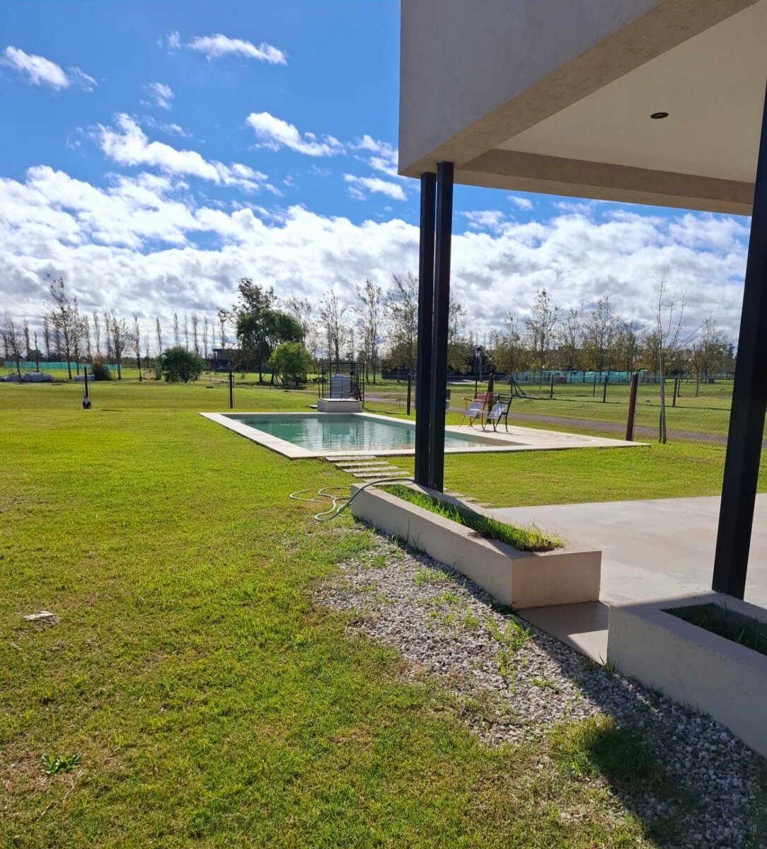 Casa amoblada en alquiler anual, Haras de Funes (barrio cerrado) 3 dorm, pileta, 3 cocheras - 12