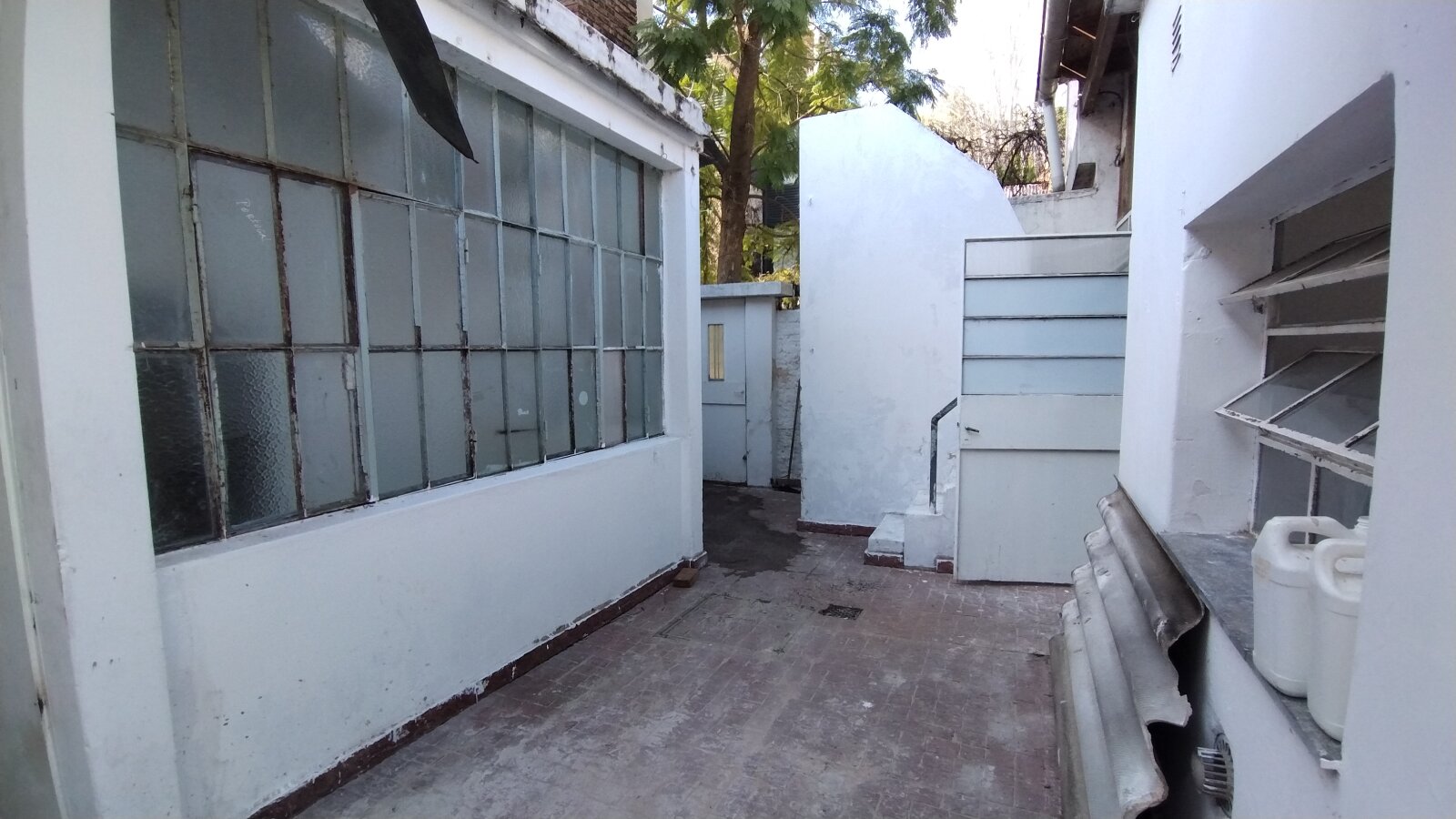 Amplia casa 3 dormitorios, cochera y ambientes adicionales - OPCION USO COMERCIAL - 9