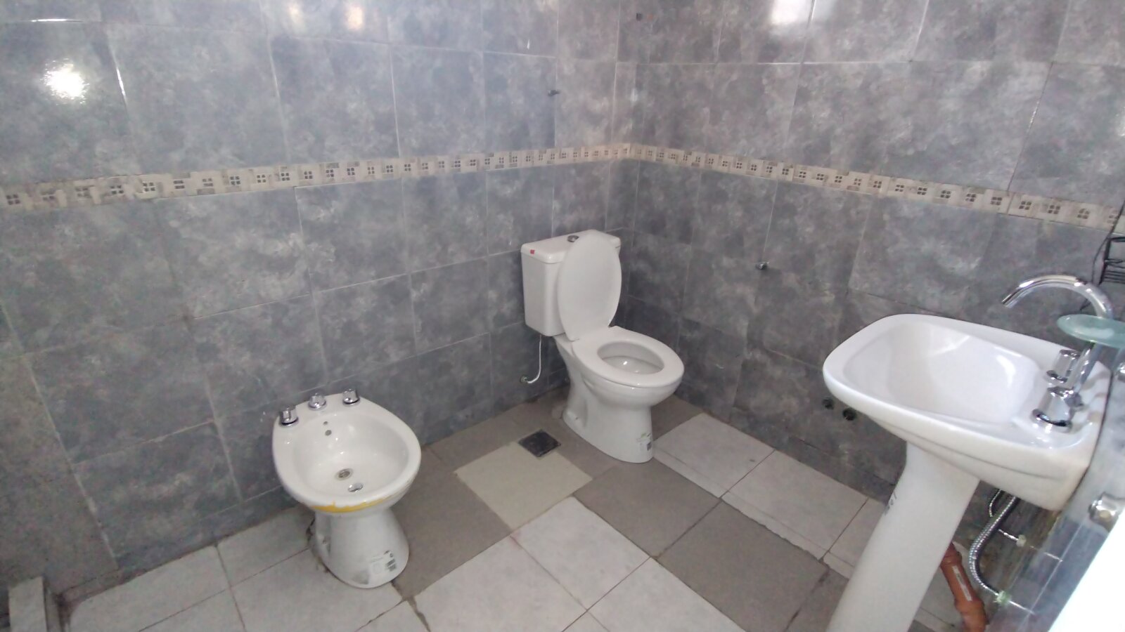 Amplia casa 3 dormitorios, cochera y ambientes adicionales - OPCION USO COMERCIAL - 15