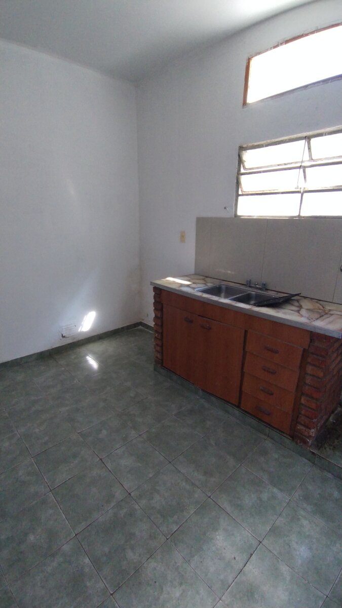 Amplia casa 3 dormitorios, cochera y ambientes adicionales - OPCION USO COMERCIAL - 10