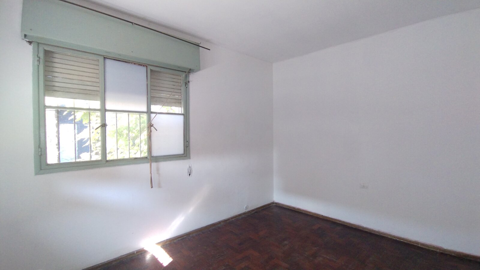 Amplia casa 3 dormitorios, cochera y ambientes adicionales - OPCION USO COMERCIAL - 16