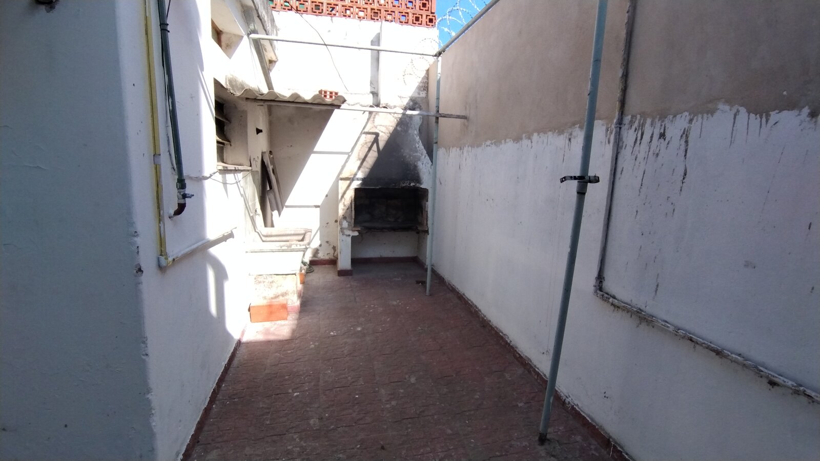 Amplia casa 3 dormitorios, cochera y ambientes adicionales - OPCION USO COMERCIAL - 8