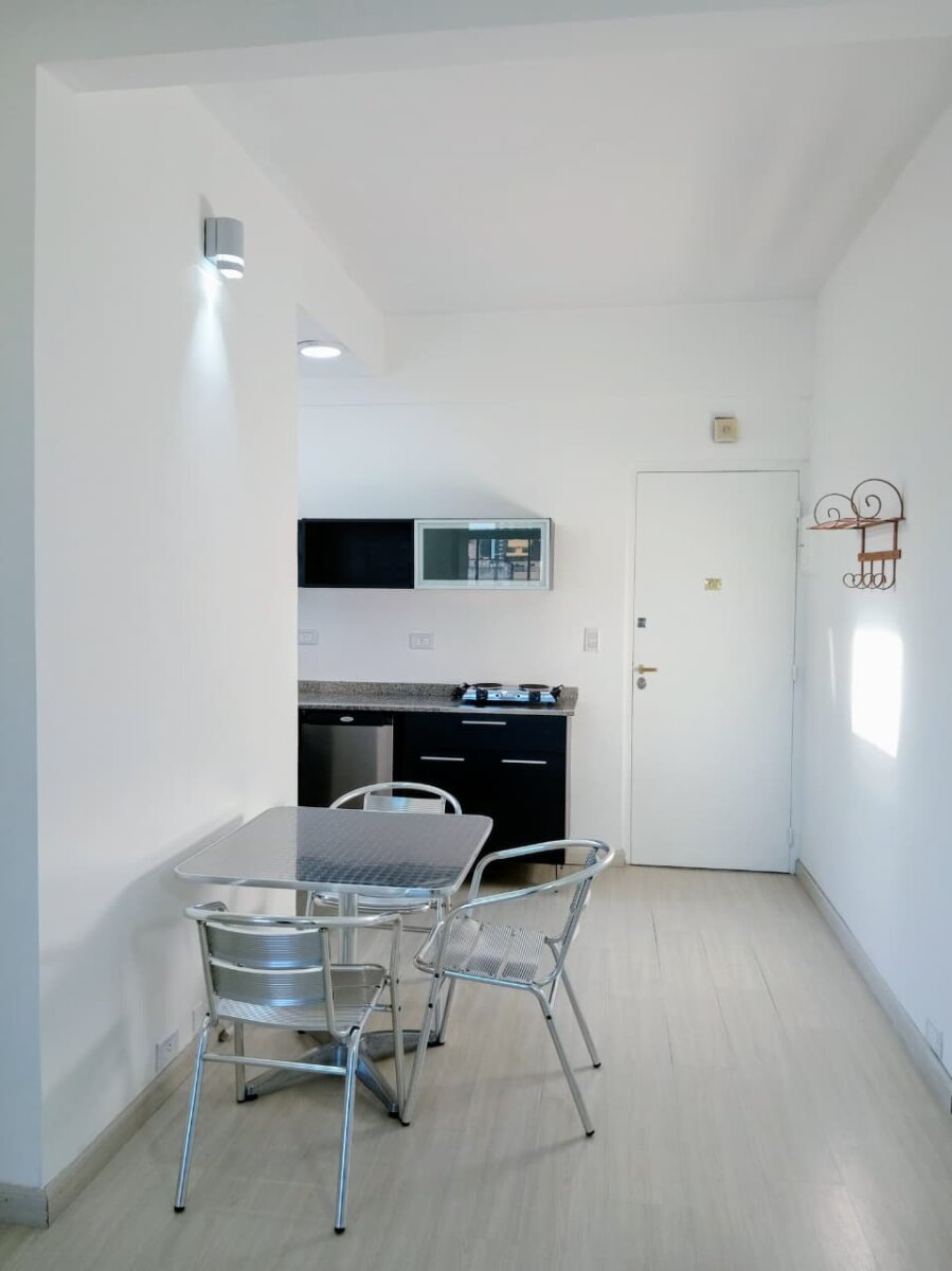 Recoleta, Juncal al 2100 entre Uriburu y Azcuénaga, 1 amb, $ 700.000 + expensas ($ 218.000) + servicios. - 9