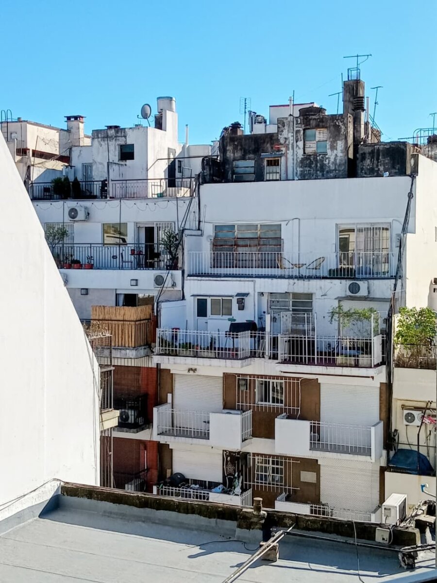 Recoleta, Juncal al 2100 entre Uriburu y Azcuénaga, 1 amb, $ 700.000 + expensas ($ 218.000) + servicios. - 2