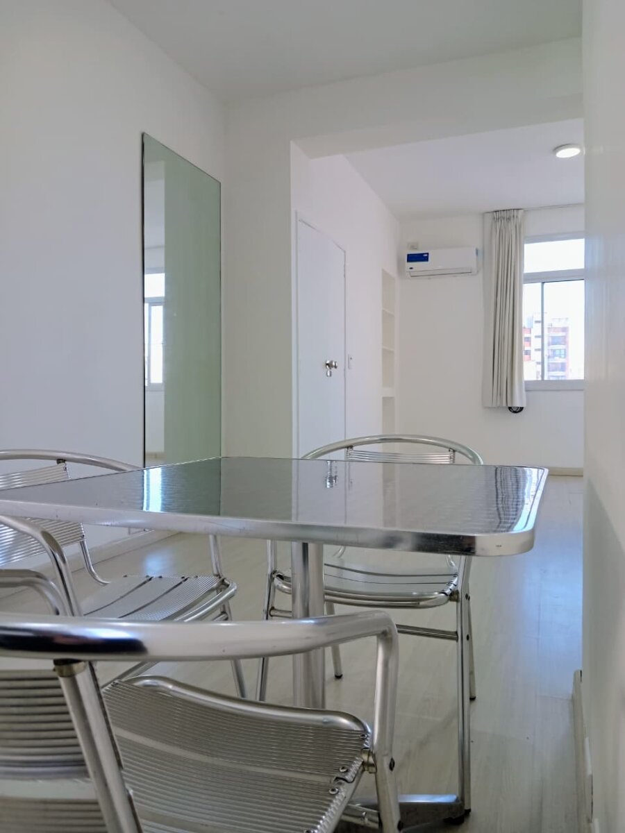 Recoleta, Juncal al 2100 entre Uriburu y Azcuénaga, 1 amb, $ 700.000 + expensas ($ 218.000) + servicios. - 10