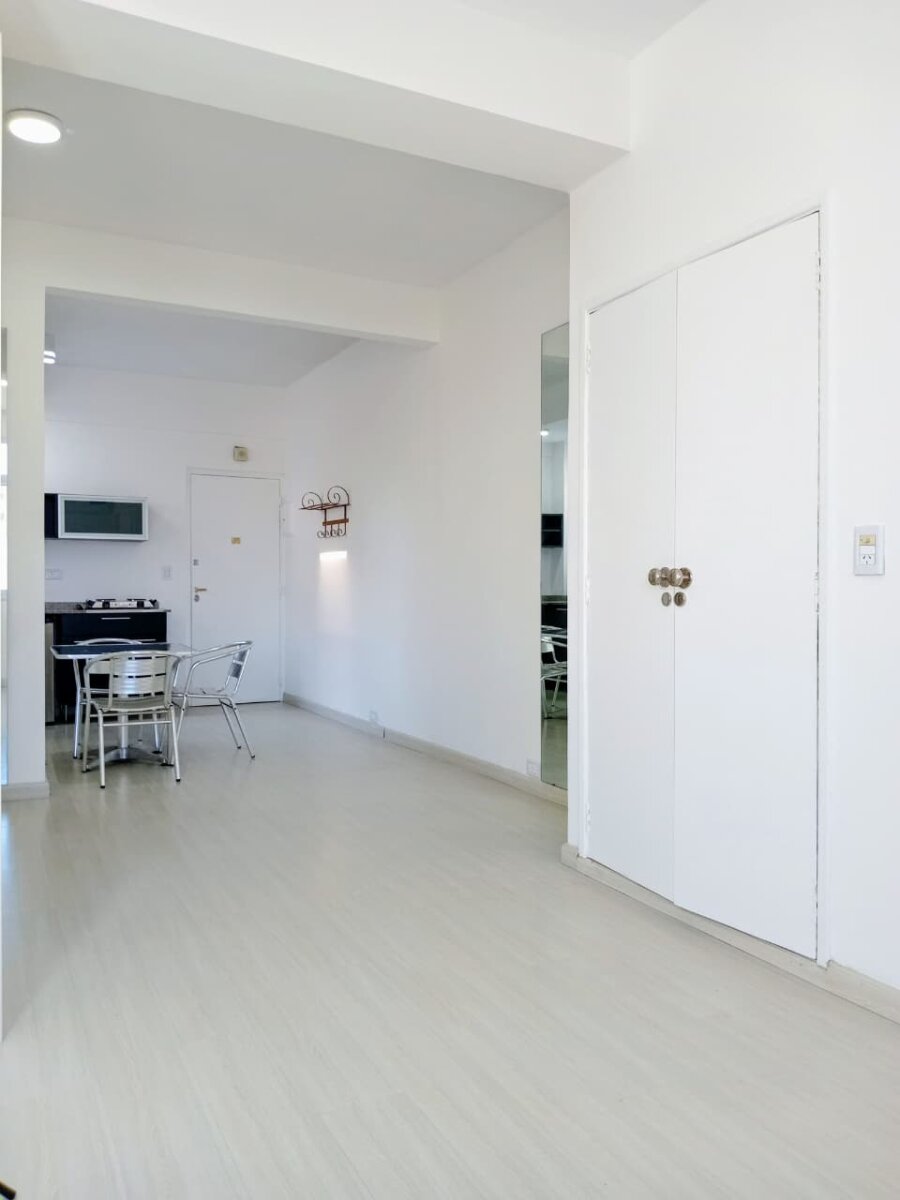 Recoleta, Juncal al 2100 entre Uriburu y Azcuénaga, 1 amb, $ 700.000 + expensas ($ 218.000) + servicios. - 8