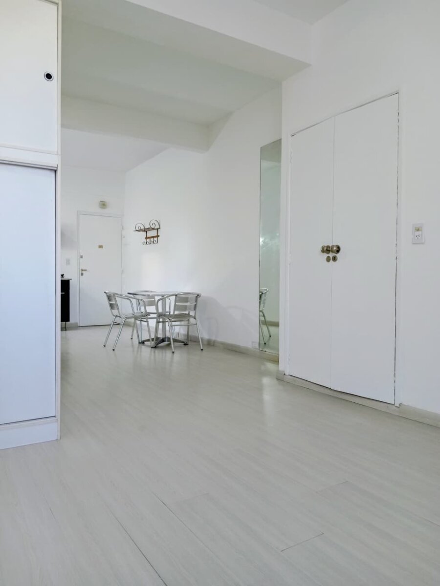 Recoleta, Juncal al 2100 entre Uriburu y Azcuénaga, 1 amb, $ 700.000 + expensas ($ 218.000) + servicios. - 11