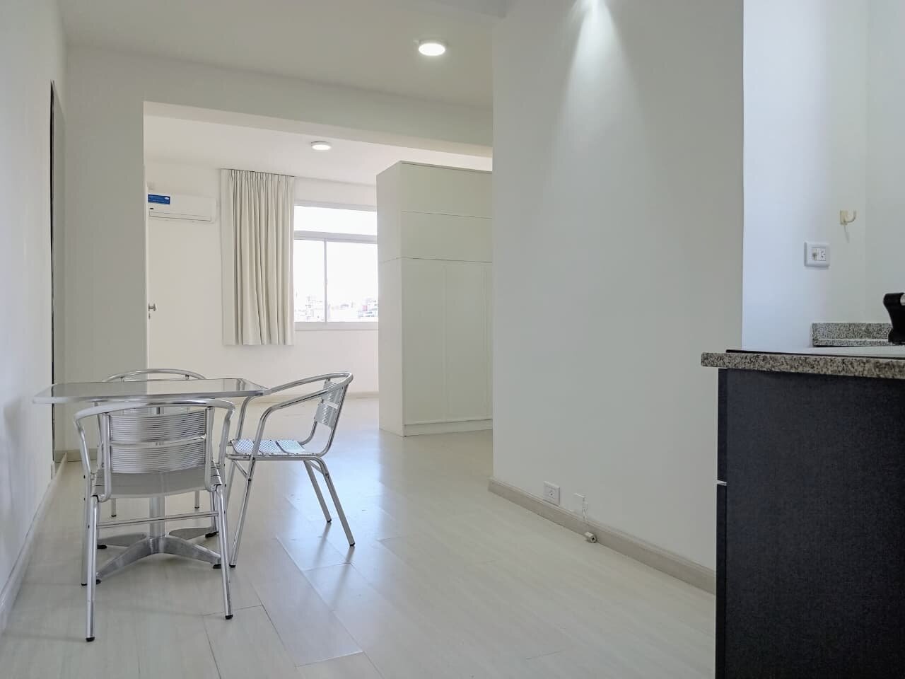 Recoleta, Juncal al 2100 entre Uriburu y Azcuénaga, 1 amb, $ 700.000 + expensas ($ 218.000) + servicios. - 6