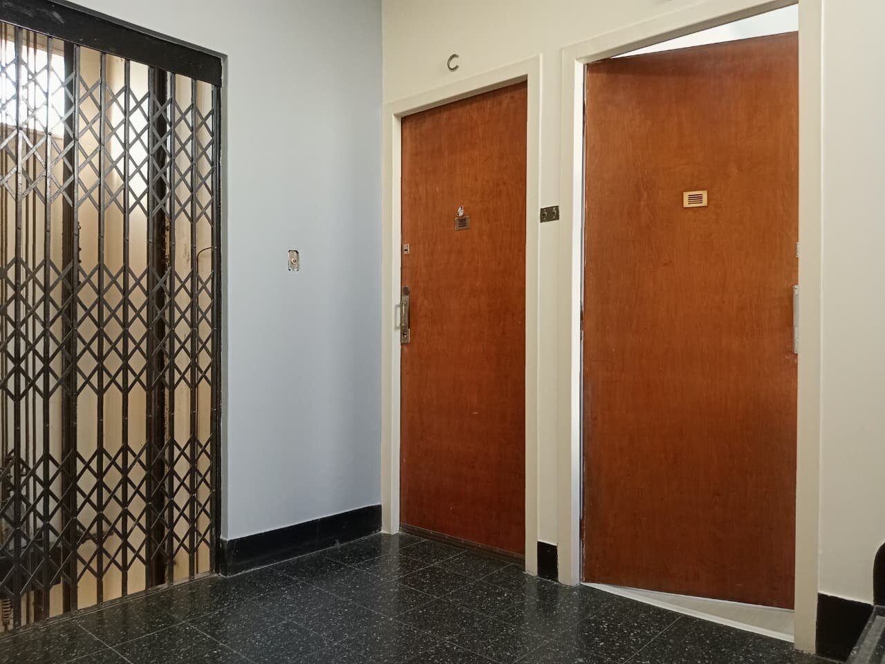 Recoleta, Juncal al 2100 entre Uriburu y Azcuénaga, 1 amb, $ 700.000 + expensas ($ 218.000) + servicios. - 22