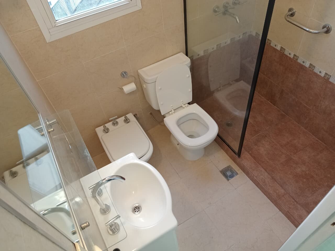 Recoleta, Juncal al 2100 entre Uriburu y Azcuénaga, 1 amb, $ 700.000 + expensas ($ 218.000) + servicios. - 21