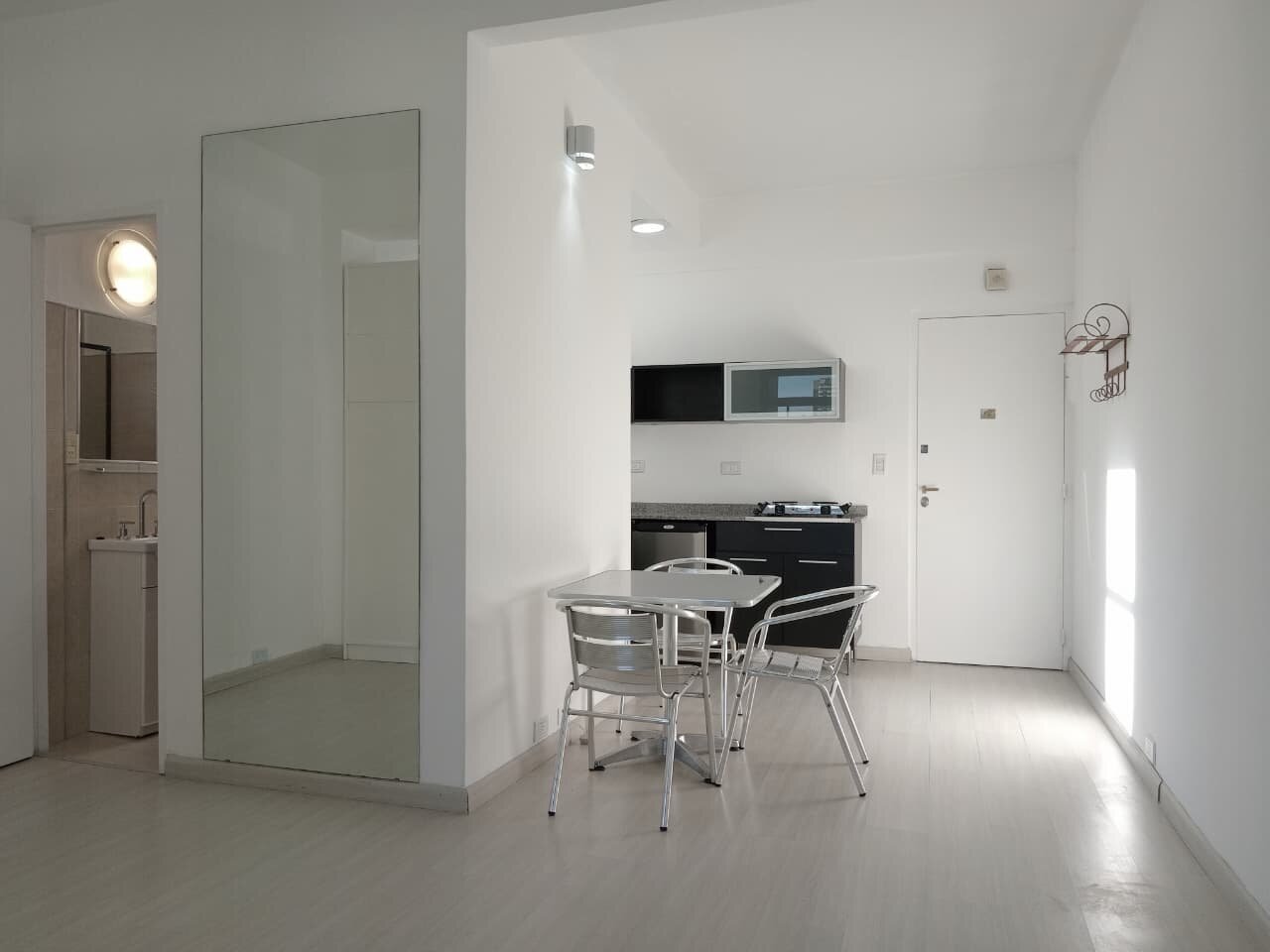 Recoleta, Juncal al 2100 entre Uriburu y Azcuénaga, 1 amb, $ 700.000 + expensas ($ 218.000) + servicios. - 5