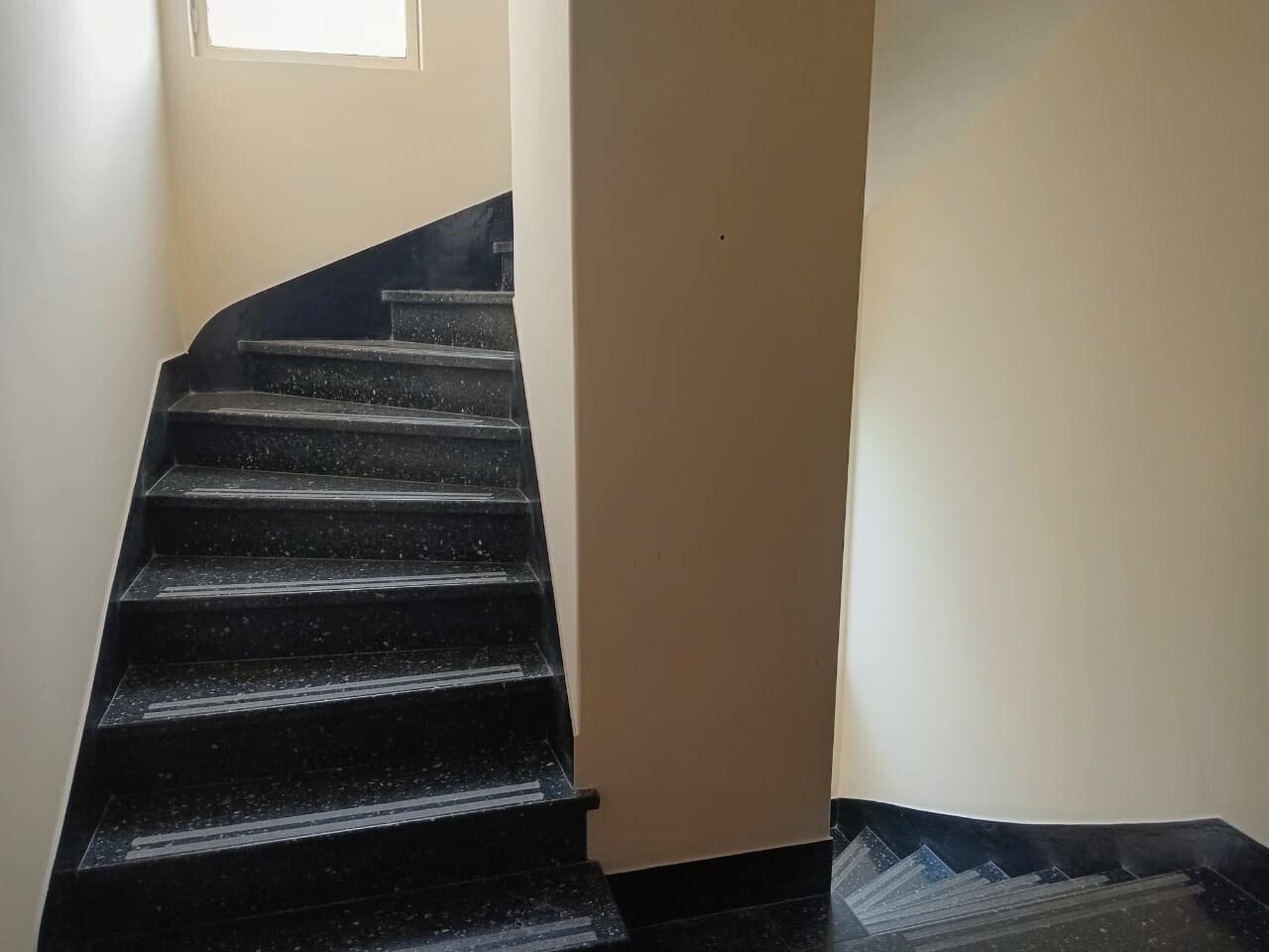 Recoleta, Juncal al 2100 entre Uriburu y Azcuénaga, 1 amb, $ 700.000 + expensas ($ 218.000) + servicios. - 24
