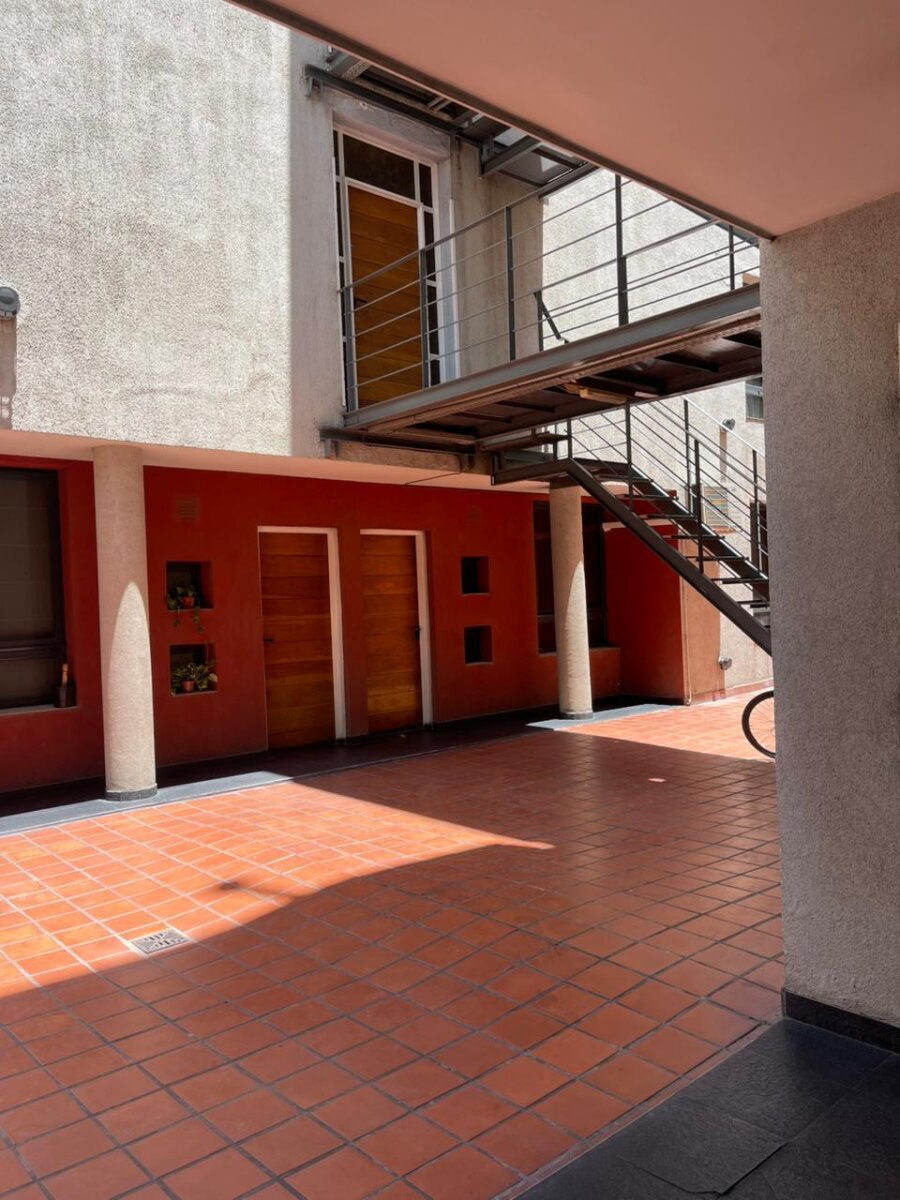 Departamento de 2 dormitorios con cochera doble, pileta y asador en pleno centro de Villa Carlos Paz - 1