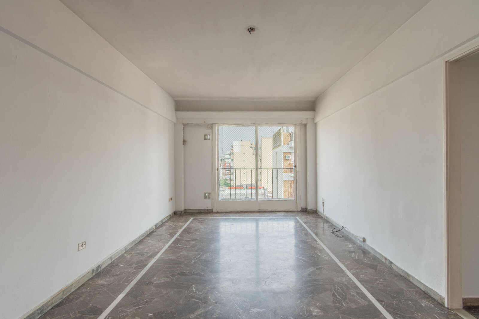 Venta. DEPTO 3 Amb c/ Dependencia. COCHERA CUBIERTA. Balcón corrido. Luminoso. Piso alto. Villa del Parque - 11
