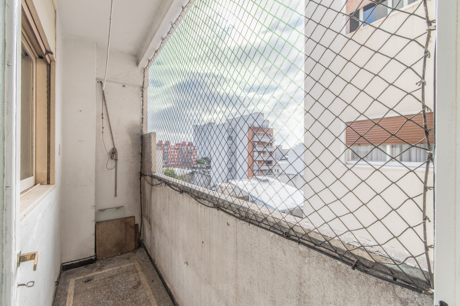 Venta. DEPTO 3 Amb c/ Dependencia. COCHERA CUBIERTA. Balcón corrido. Luminoso. Piso alto. Villa del Parque - 19