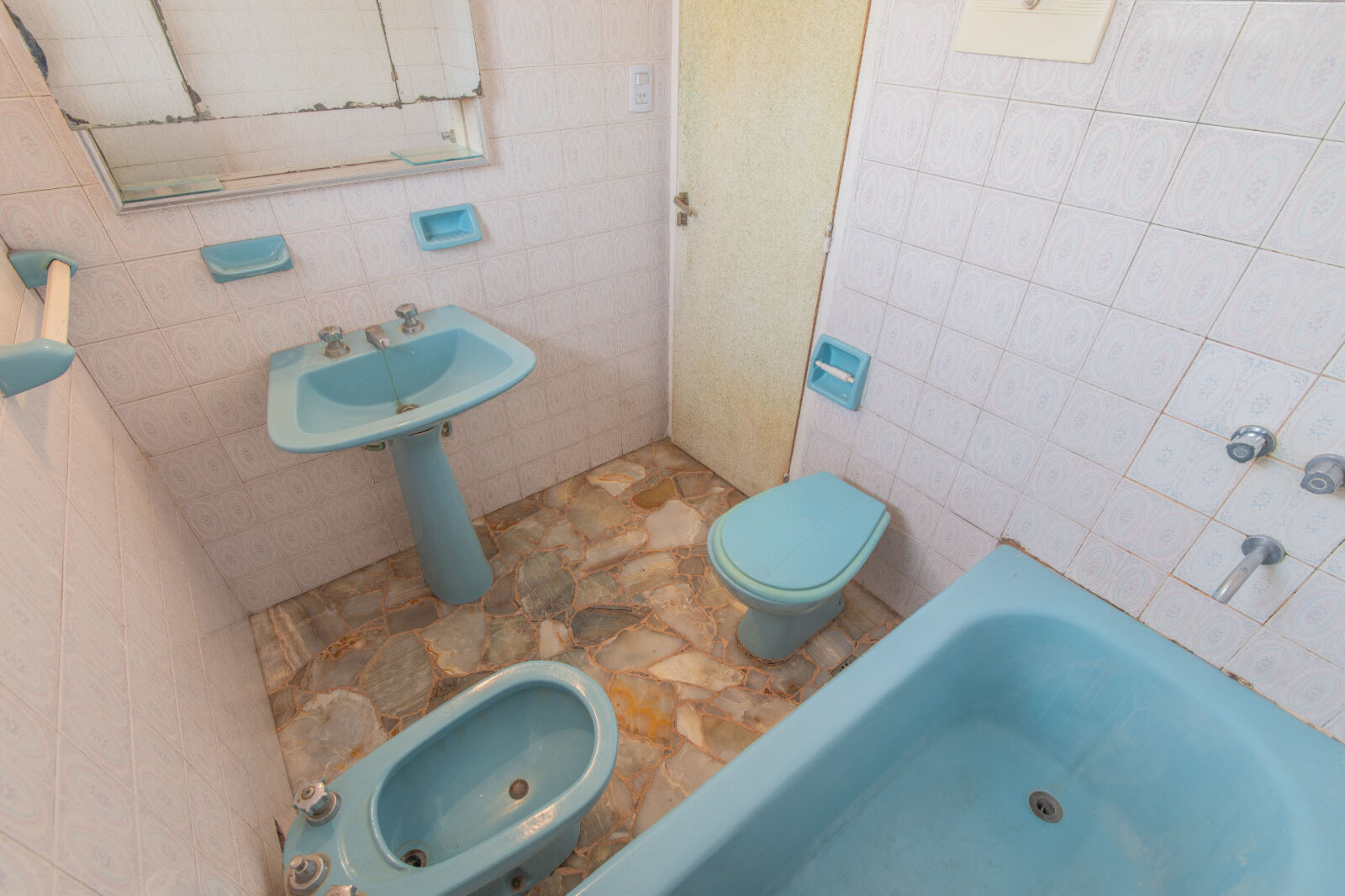 Venta. DEPTO 3 Amb c/ Dependencia. COCHERA CUBIERTA. Balcón corrido. Luminoso. Piso alto. Villa del Parque - 23